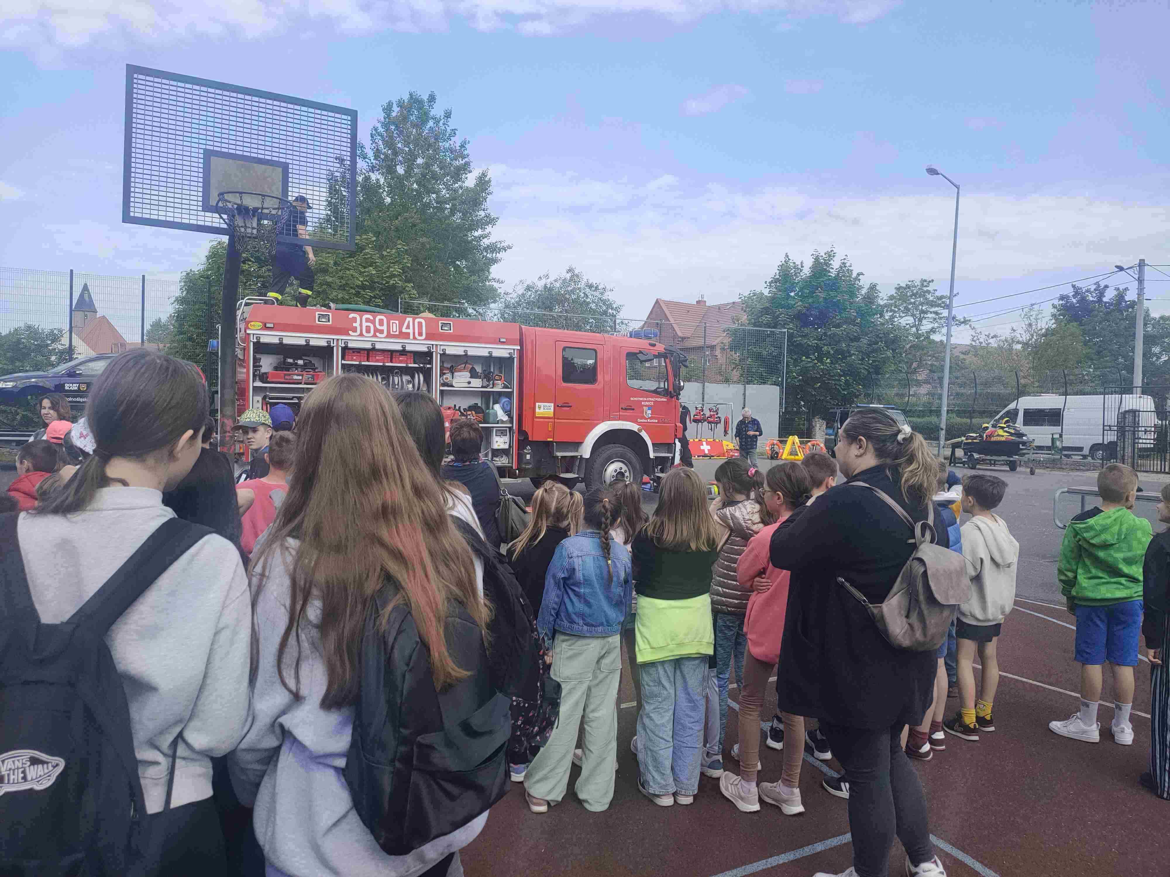 Piknik bezpieczeństwa na boisku Szkoły Podstawowej w Kunicach