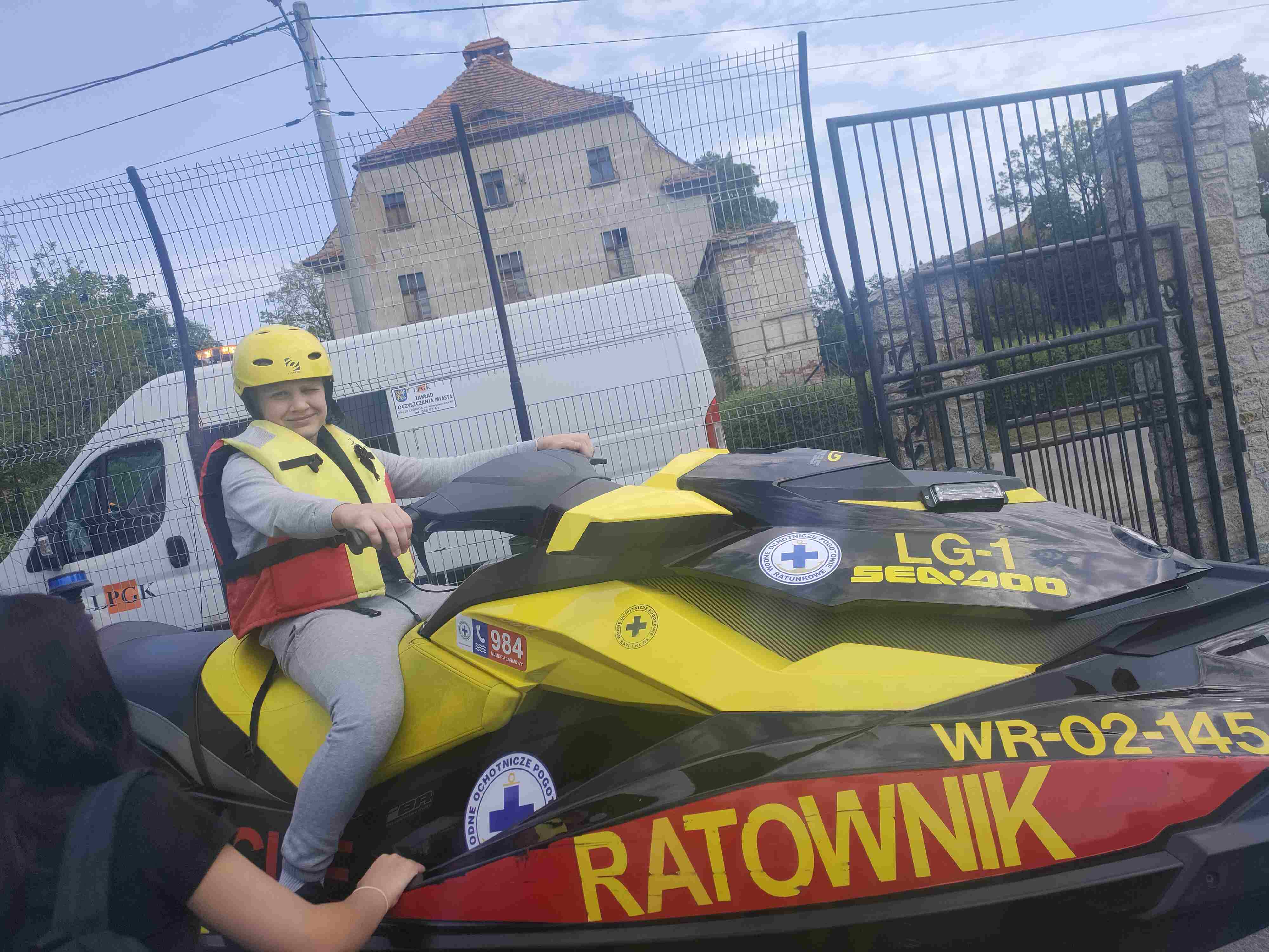 Piknik bezpieczeństwa na boisku Szkoły Podstawowej w Kunicach