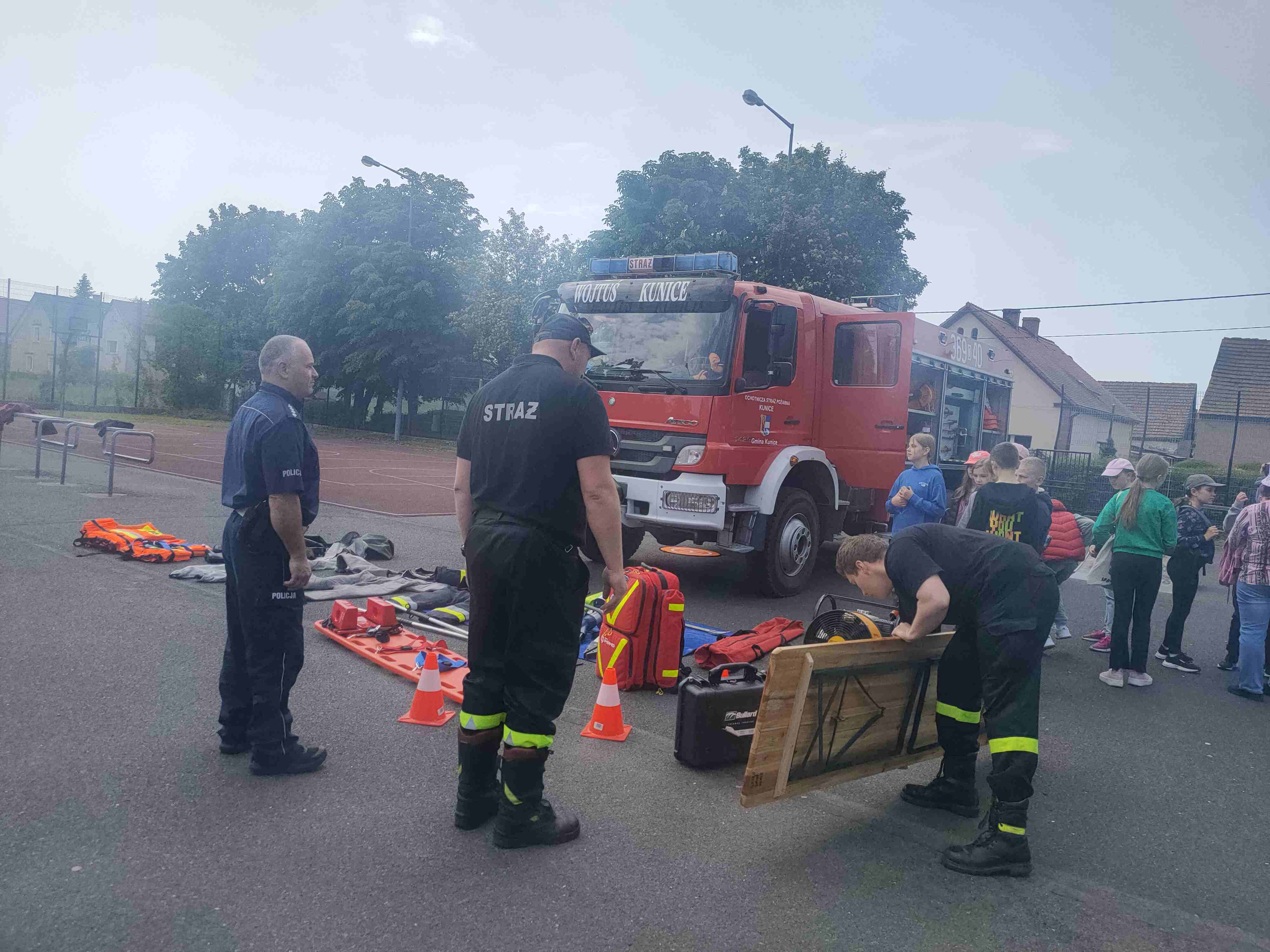 Piknik bezpieczeństwa na boisku Szkoły Podstawowej w Kunicach