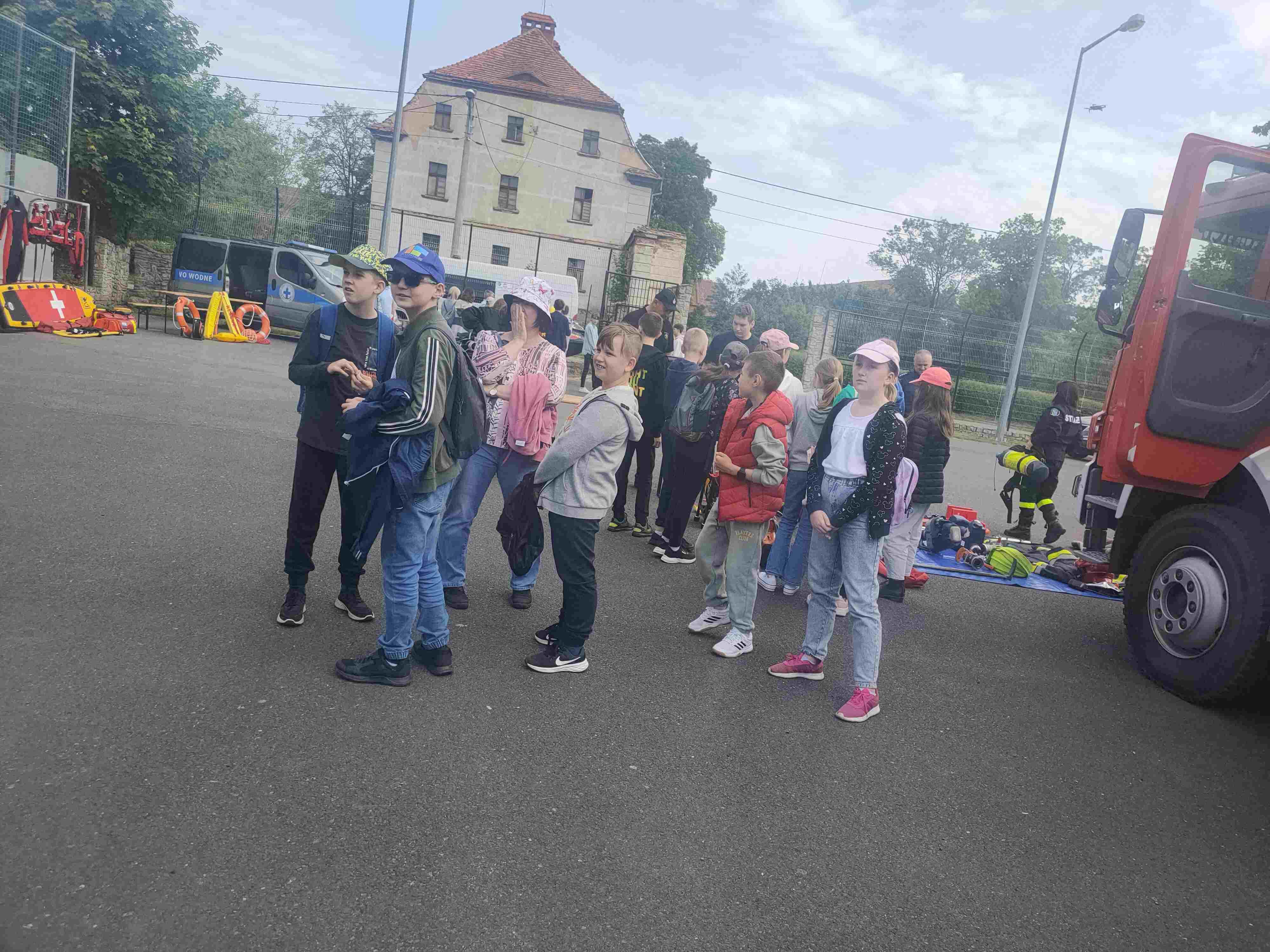 Piknik bezpieczeństwa na boisku Szkoły Podstawowej w Kunicach
