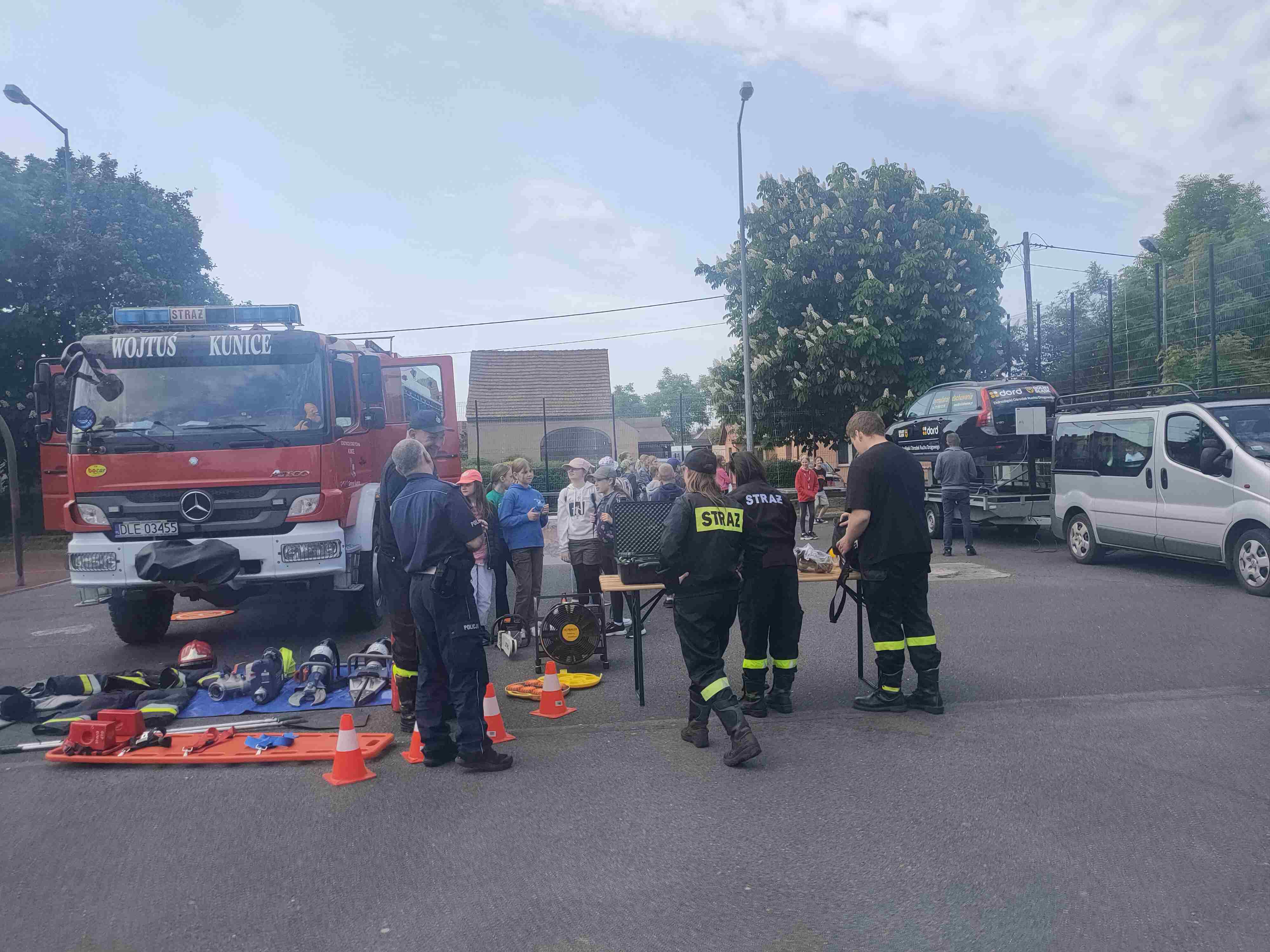 Piknik bezpieczeństwa na boisku Szkoły Podstawowej w Kunicach