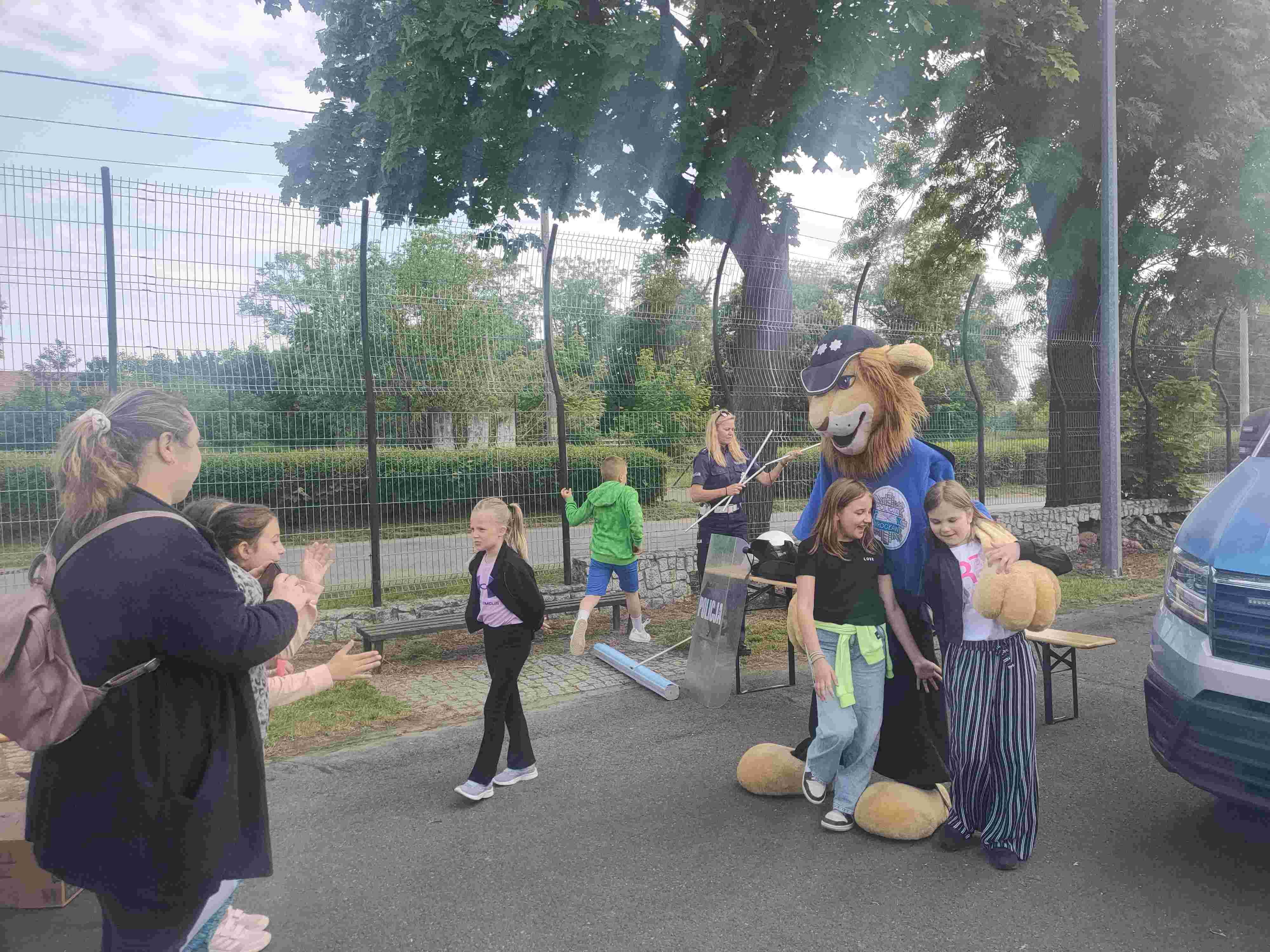 Piknik bezpieczeństwa na boisku Szkoły Podstawowej w Kunicach