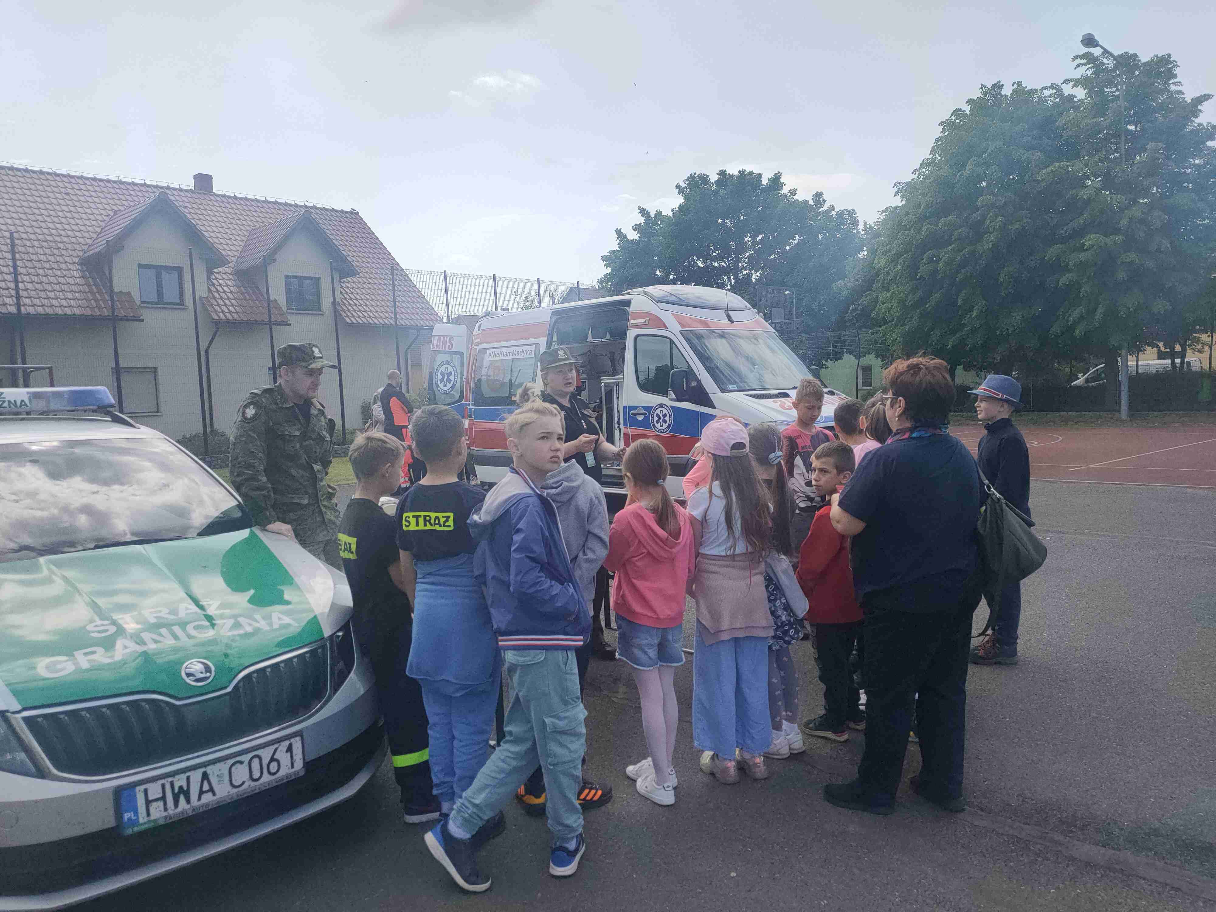 Piknik bezpieczeństwa na boisku Szkoły Podstawowej w Kunicach