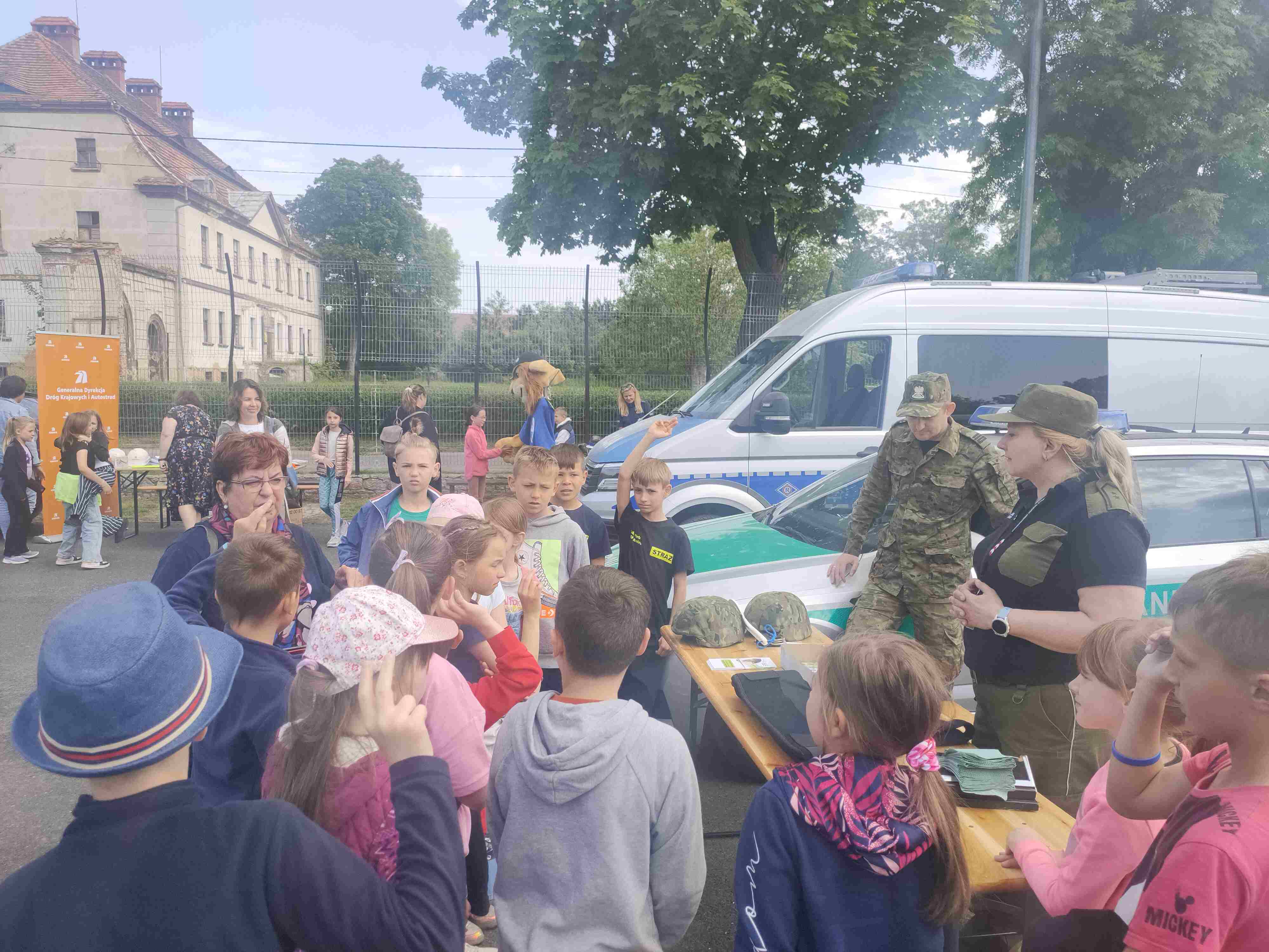 Piknik bezpieczeństwa na boisku Szkoły Podstawowej w Kunicach
