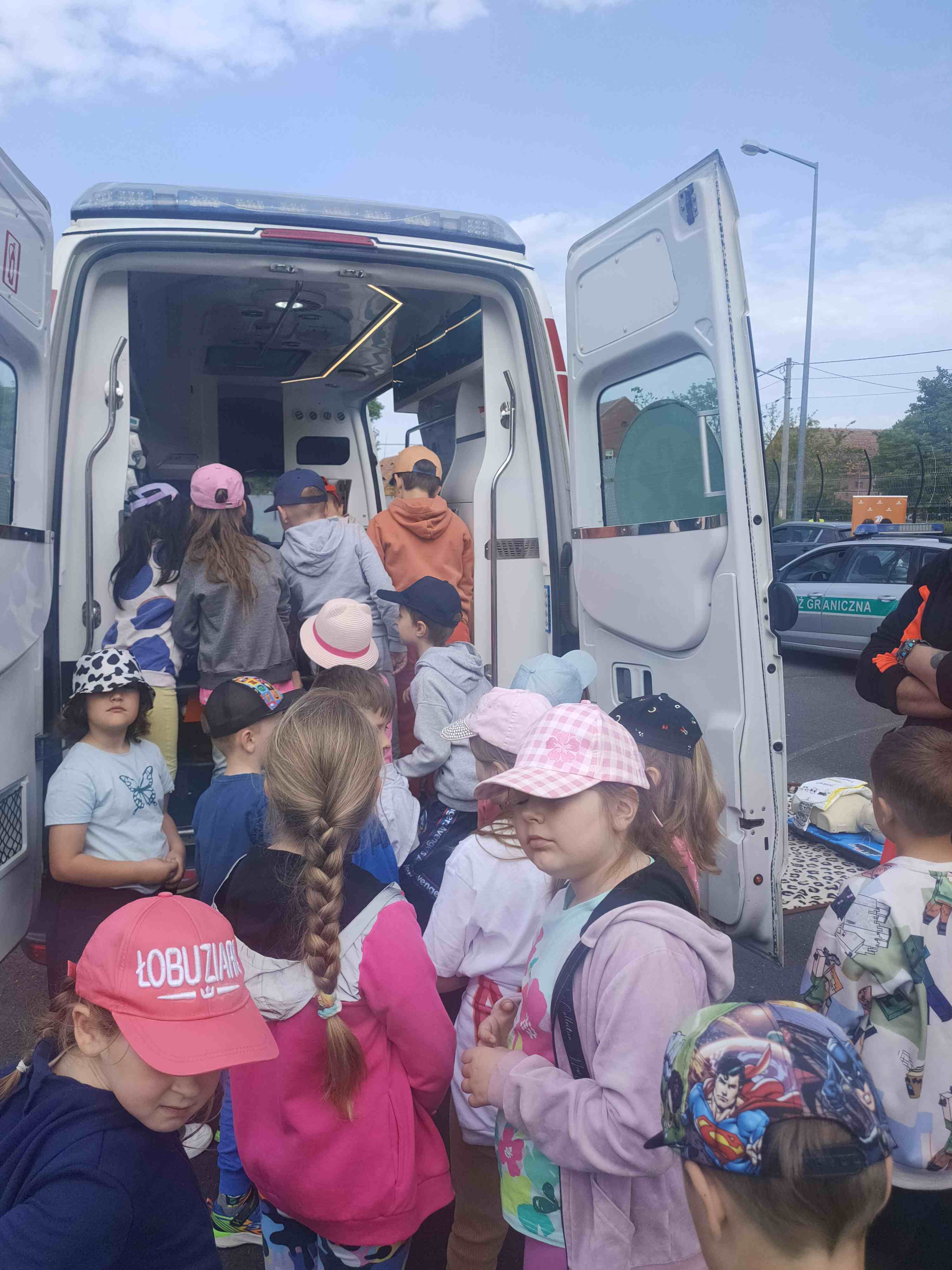 Piknik bezpieczeństwa na boisku Szkoły Podstawowej w Kunicach