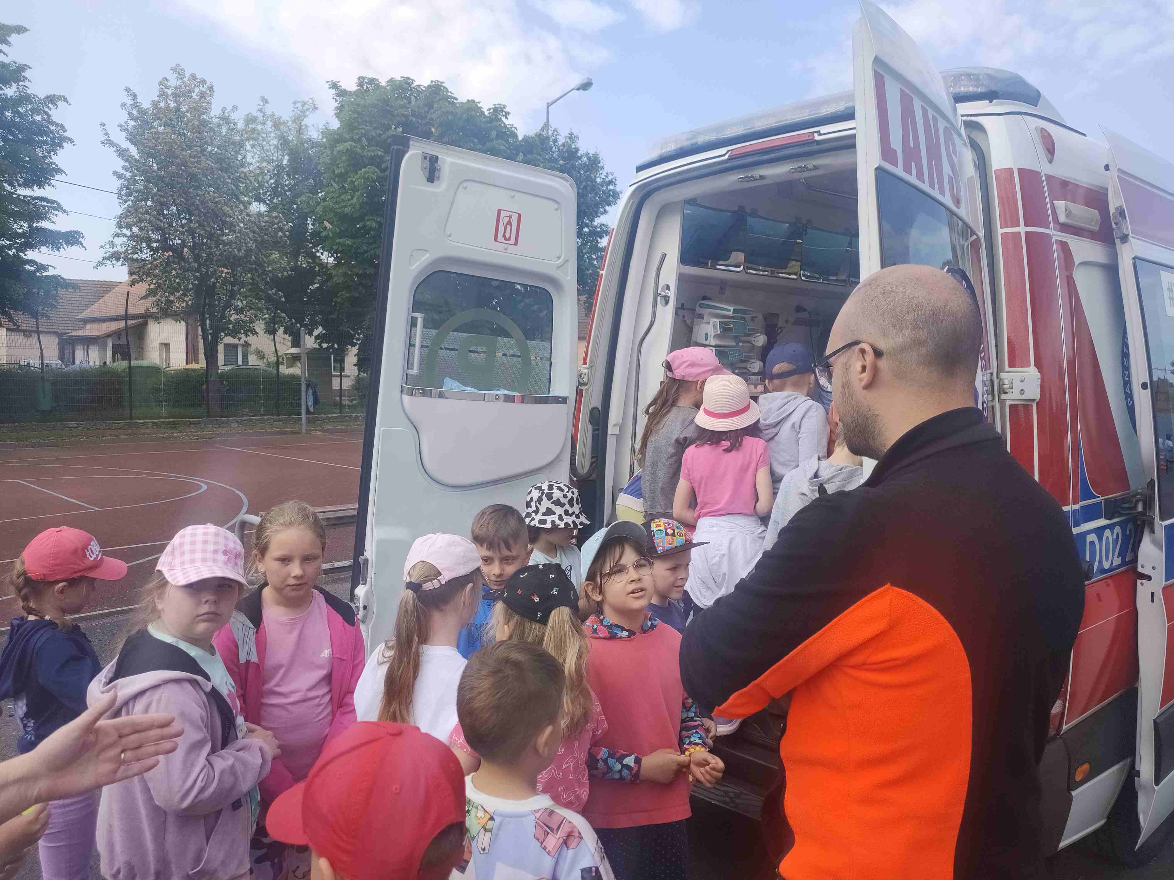 Piknik bezpieczeństwa na boisku Szkoły Podstawowej w Kunicach