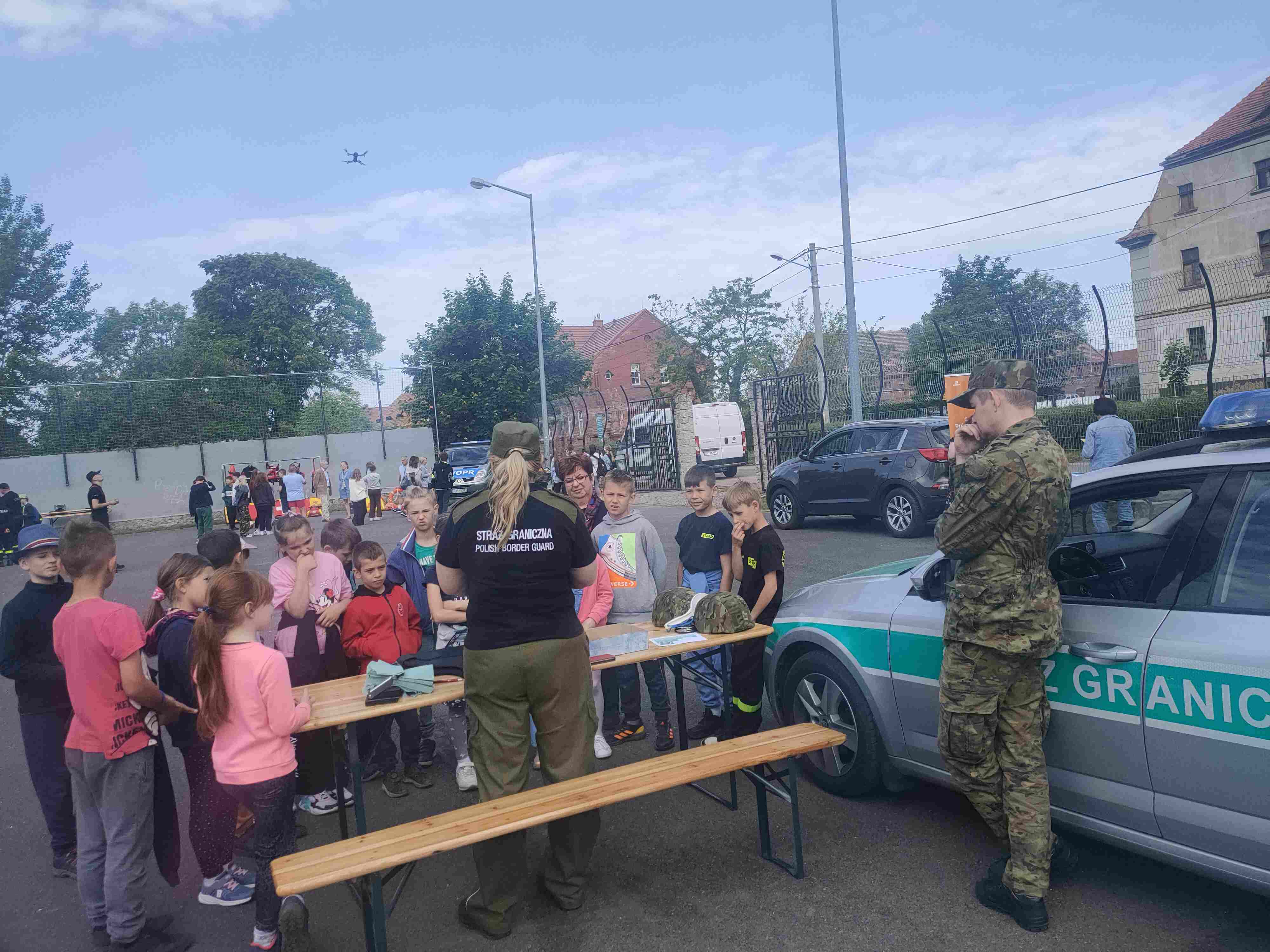 Piknik bezpieczeństwa na boisku Szkoły Podstawowej w Kunicach