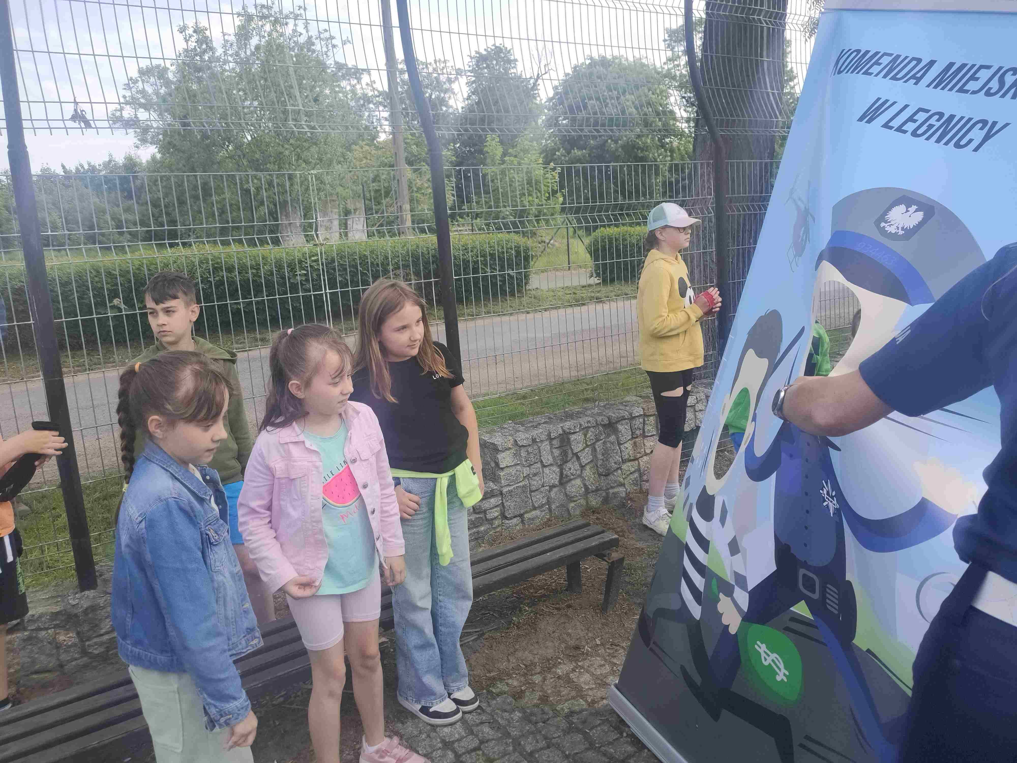 Piknik bezpieczeństwa na boisku Szkoły Podstawowej w Kunicach