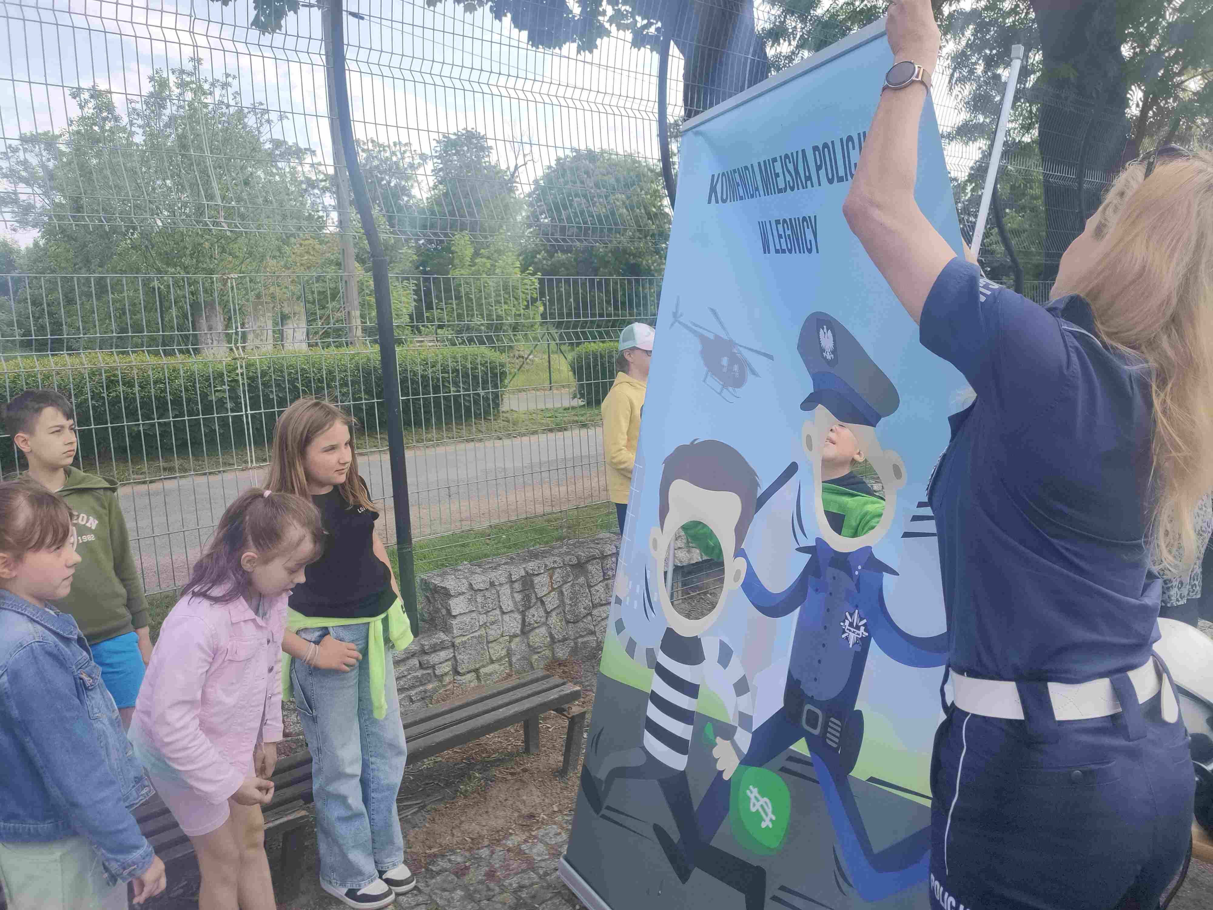 Piknik bezpieczeństwa na boisku Szkoły Podstawowej w Kunicach