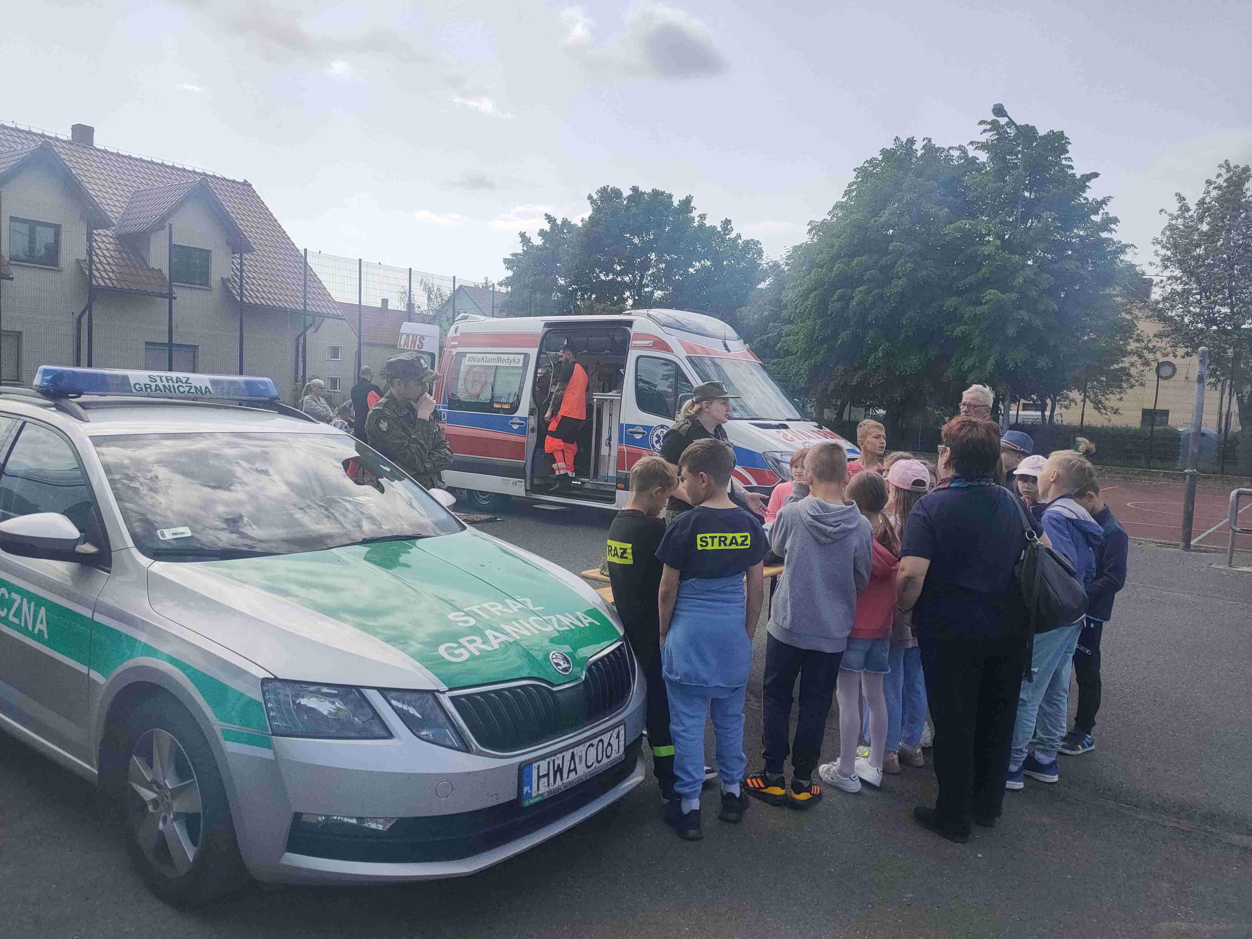 Piknik bezpieczeństwa na boisku Szkoły Podstawowej w Kunicach