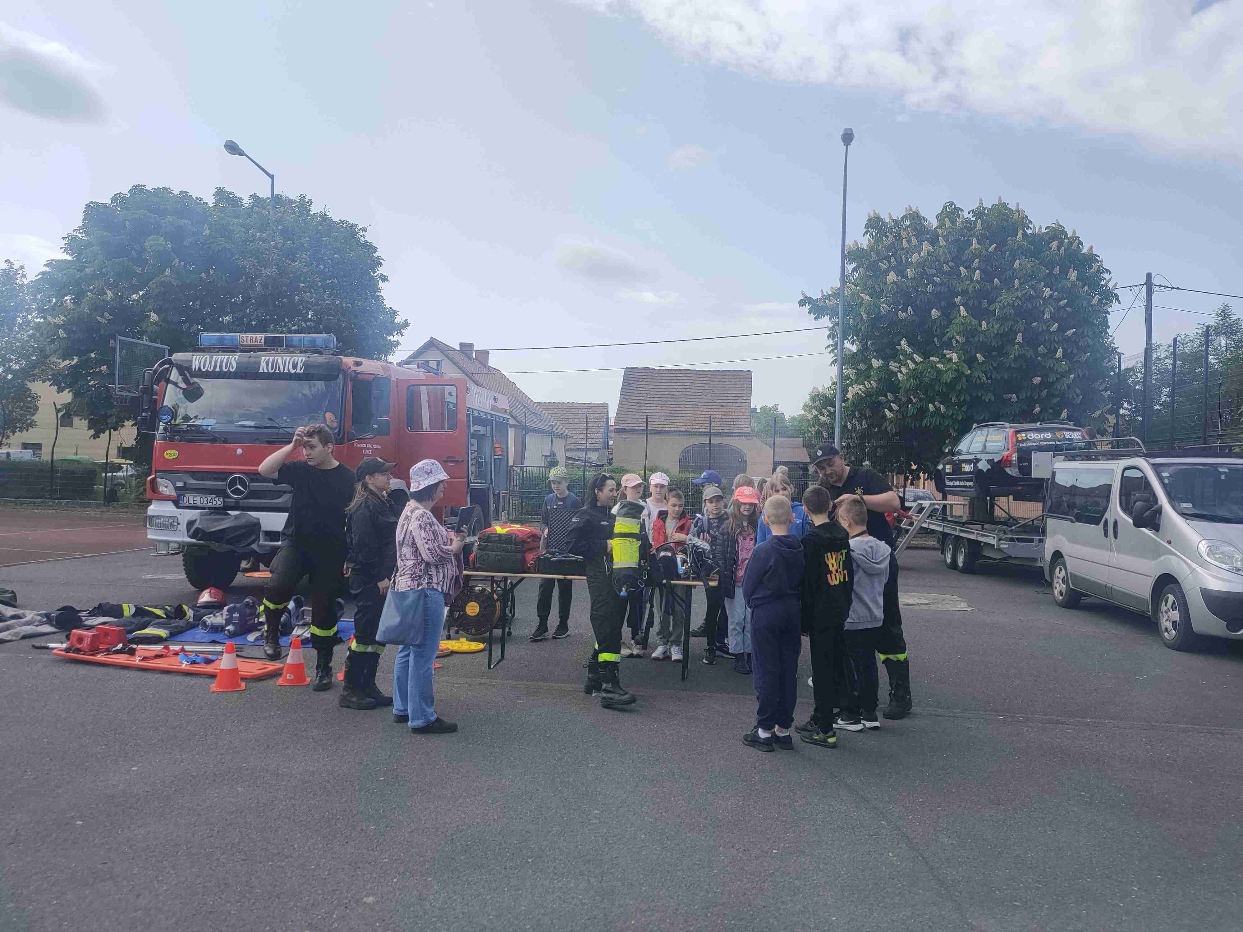 Piknik bezpieczeństwa na boisku Szkoły Podstawowej w Kunicach
