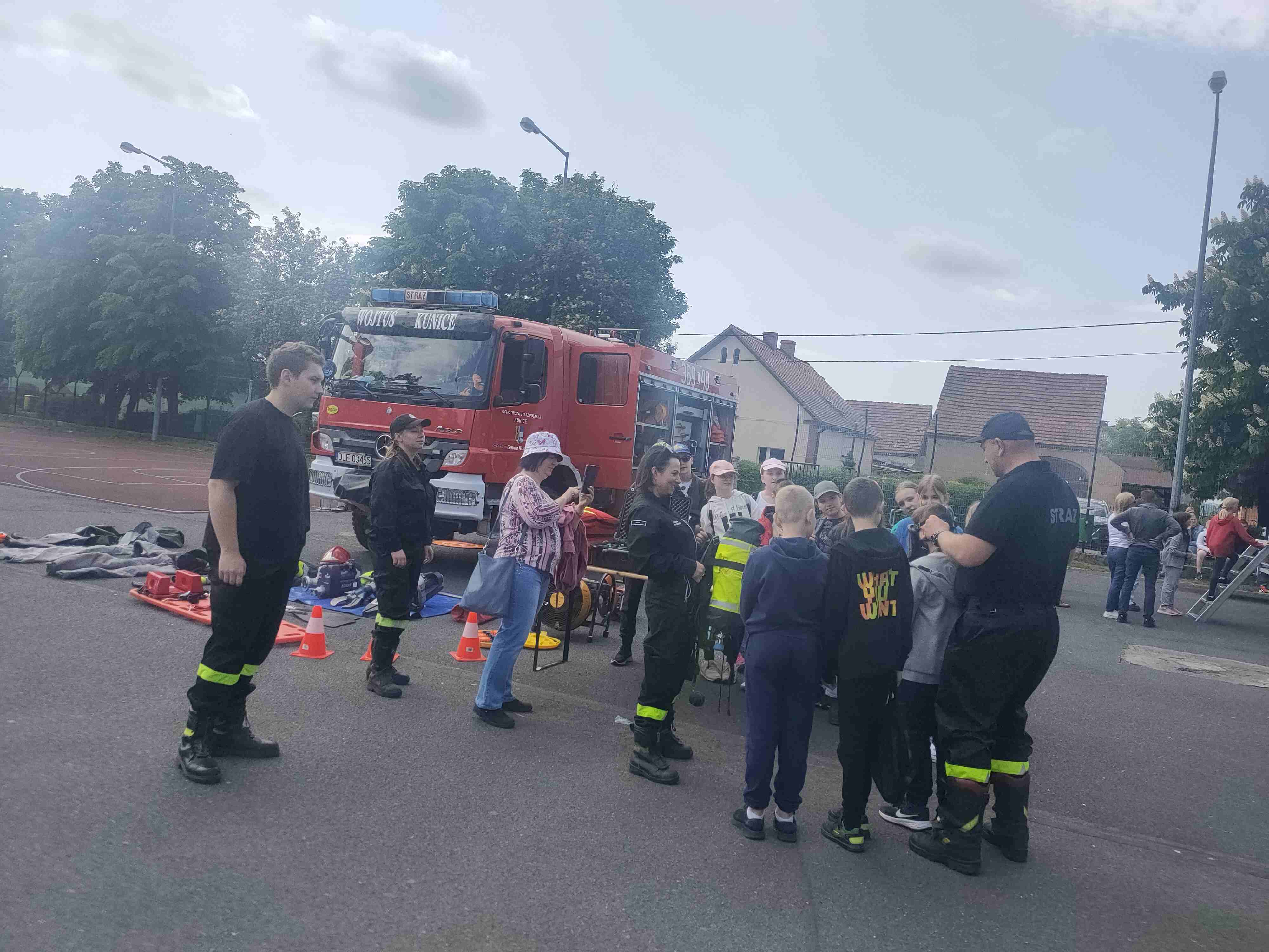 Piknik bezpieczeństwa na boisku Szkoły Podstawowej w Kunicach