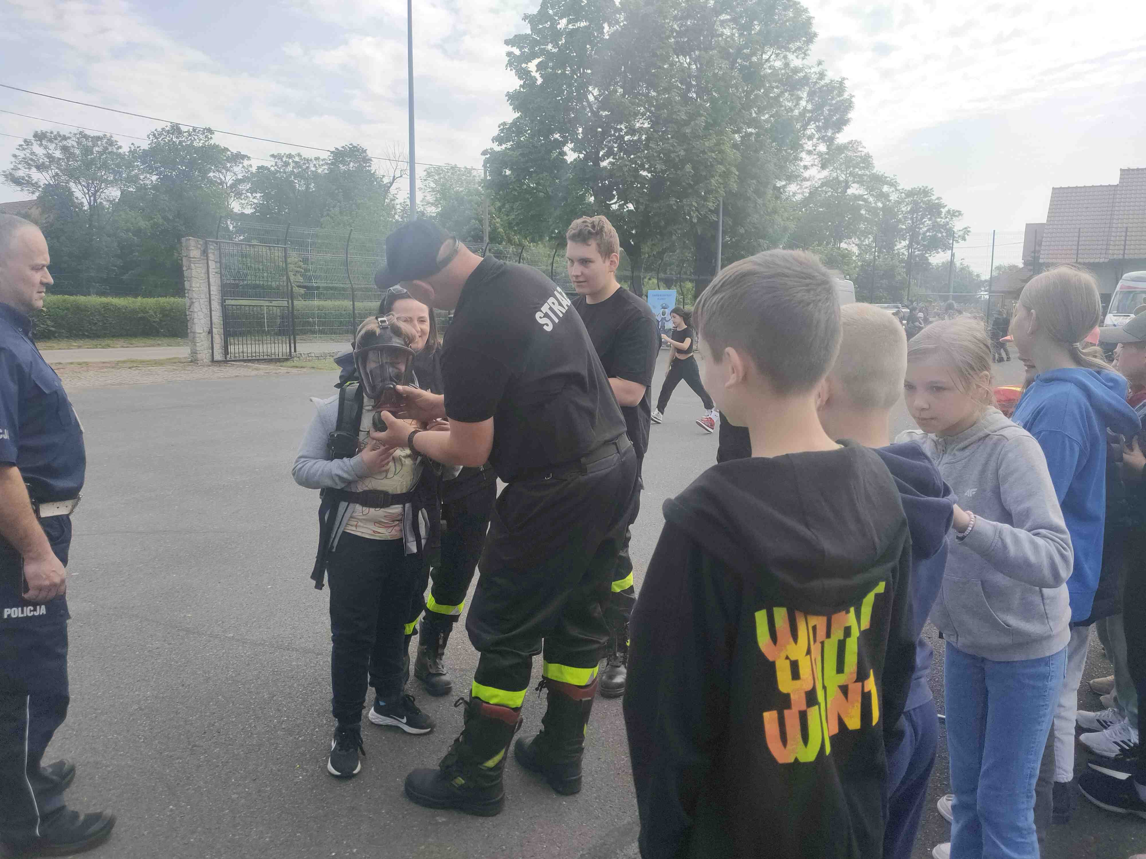 Piknik bezpieczeństwa na boisku Szkoły Podstawowej w Kunicach