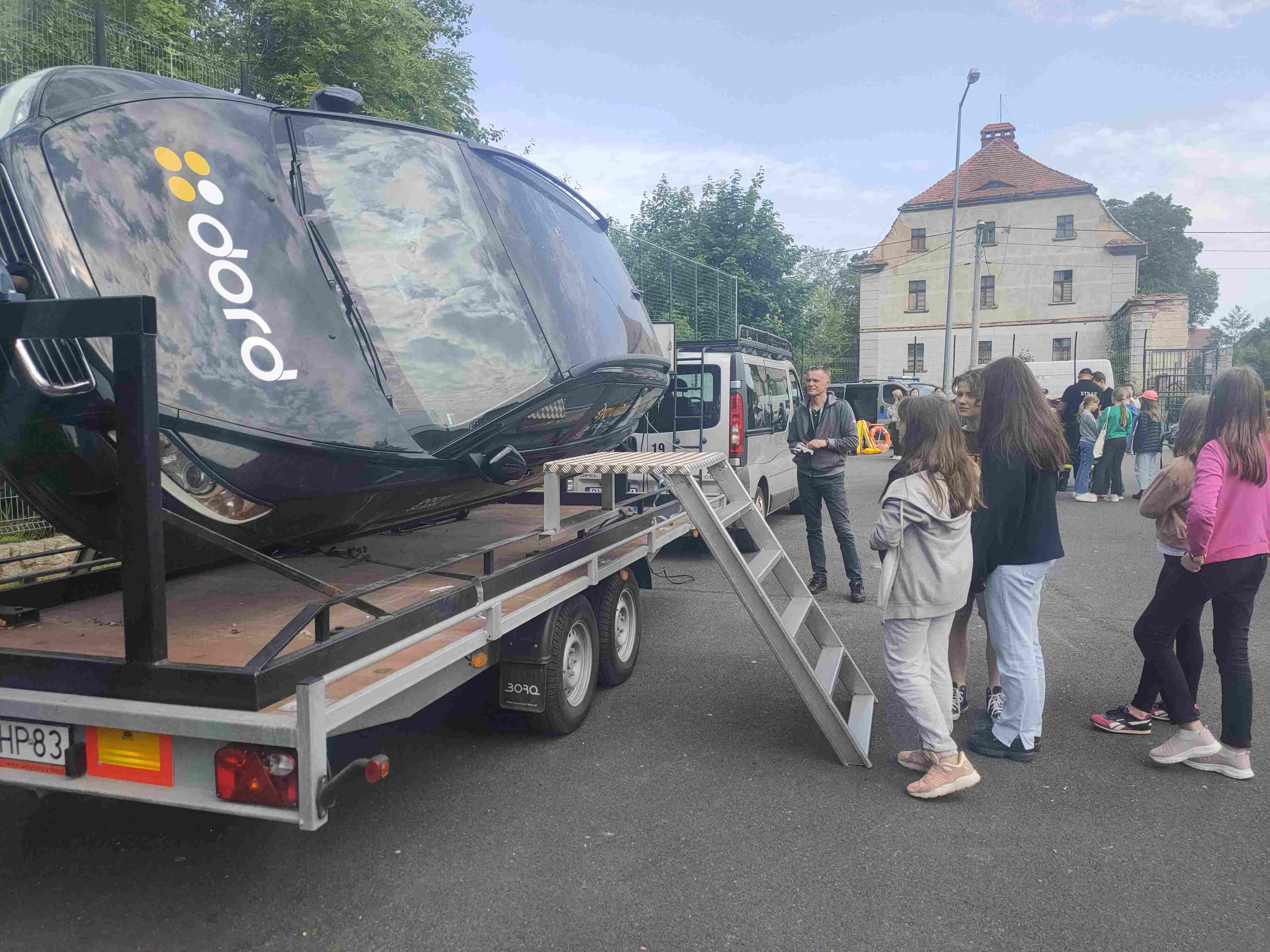 Piknik bezpieczeństwa na boisku Szkoły Podstawowej w Kunicach