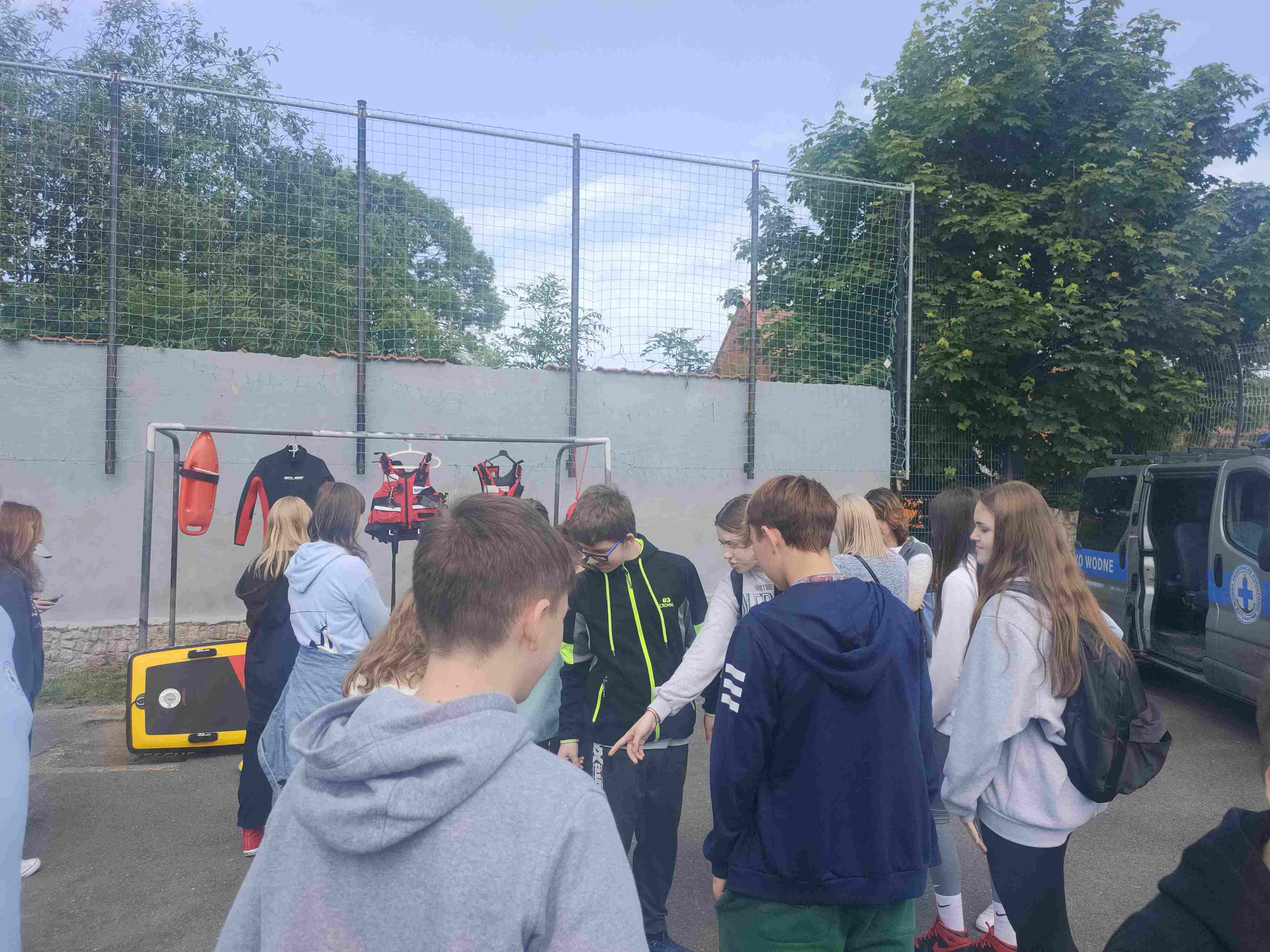 Piknik bezpieczeństwa na boisku Szkoły Podstawowej w Kunicach