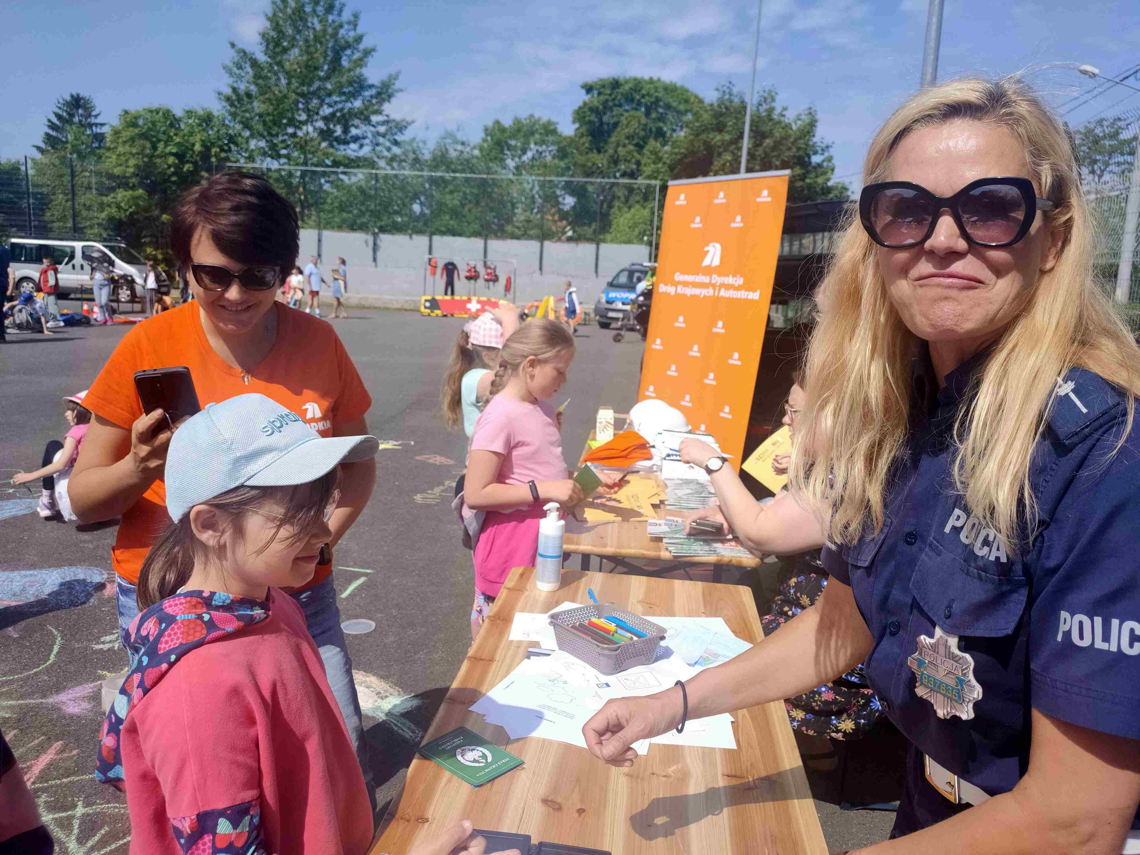 Piknik bezpieczeństwa na boisku Szkoły Podstawowej w Kunicach