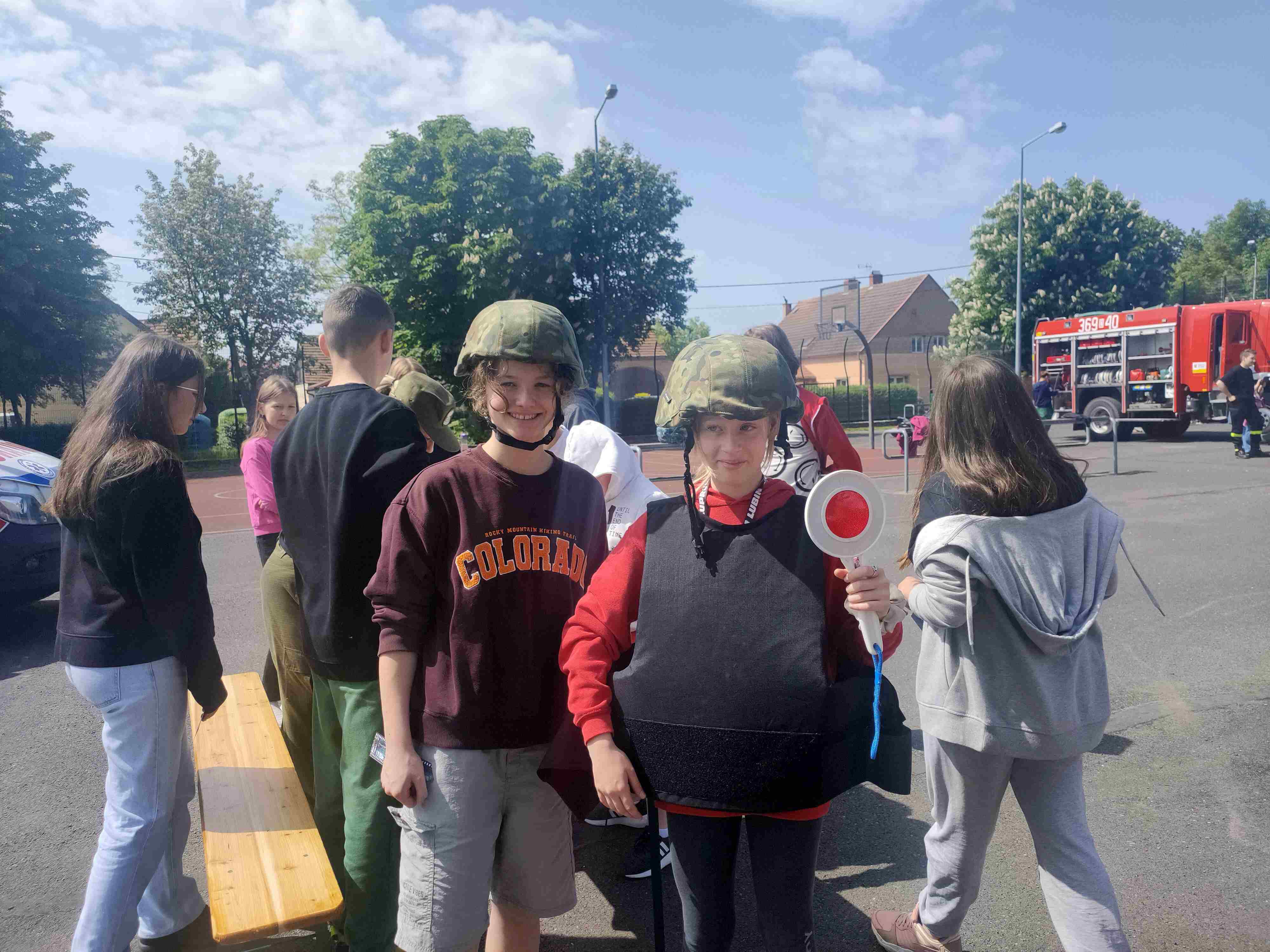 Piknik bezpieczeństwa na boisku Szkoły Podstawowej w Kunicach