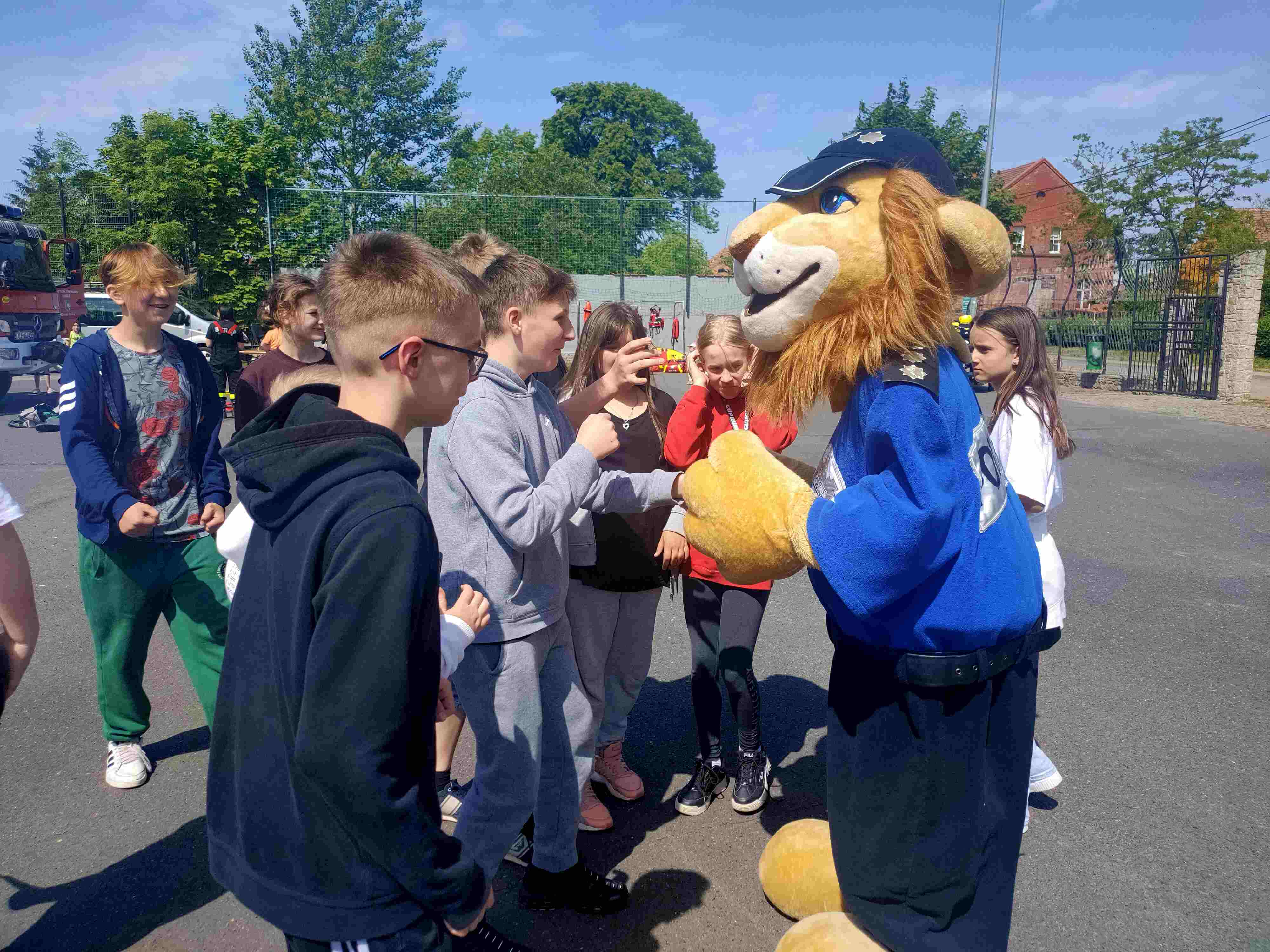 Piknik bezpieczeństwa na boisku Szkoły Podstawowej w Kunicach