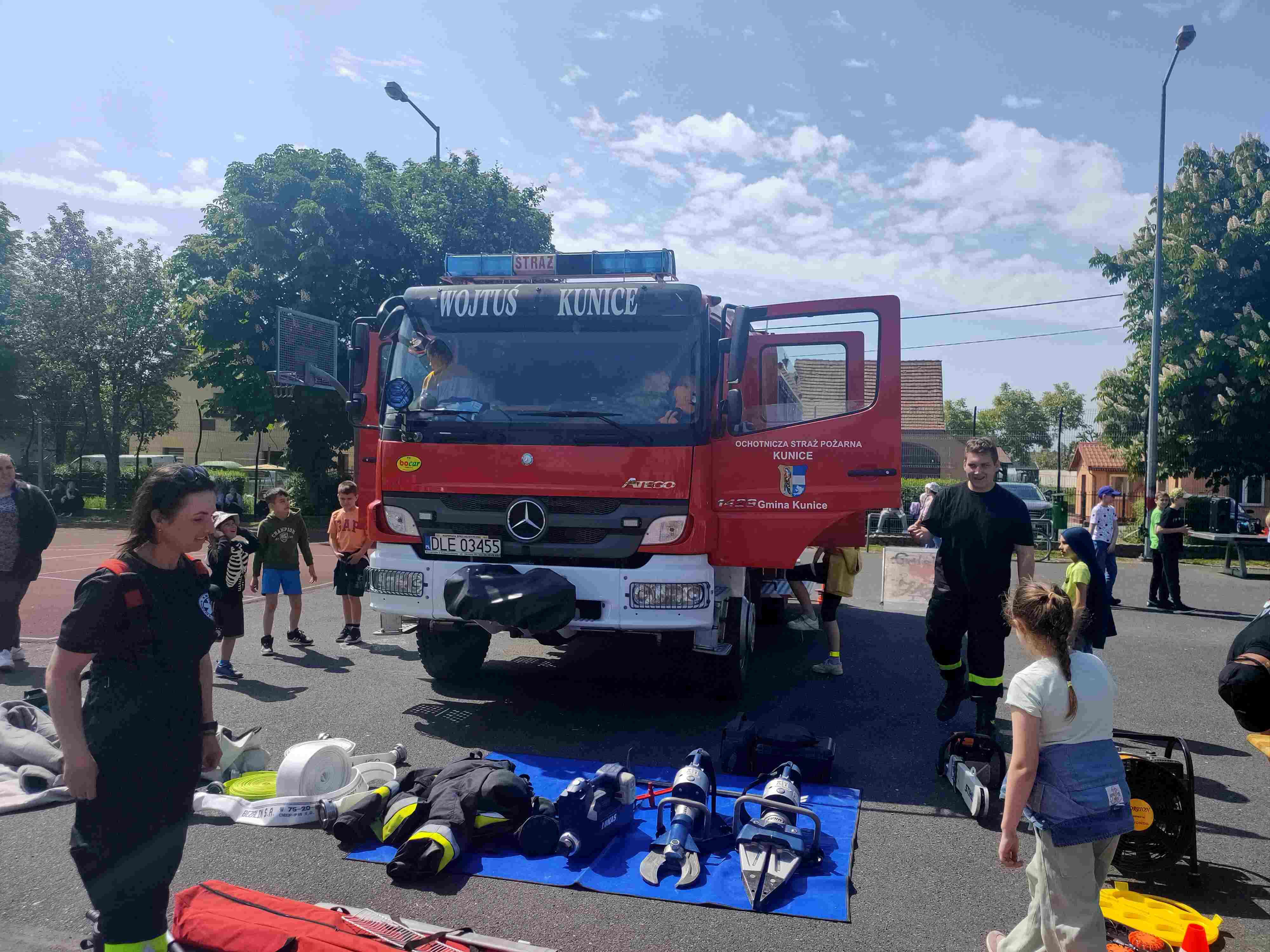Piknik bezpieczeństwa na boisku Szkoły Podstawowej w Kunicach