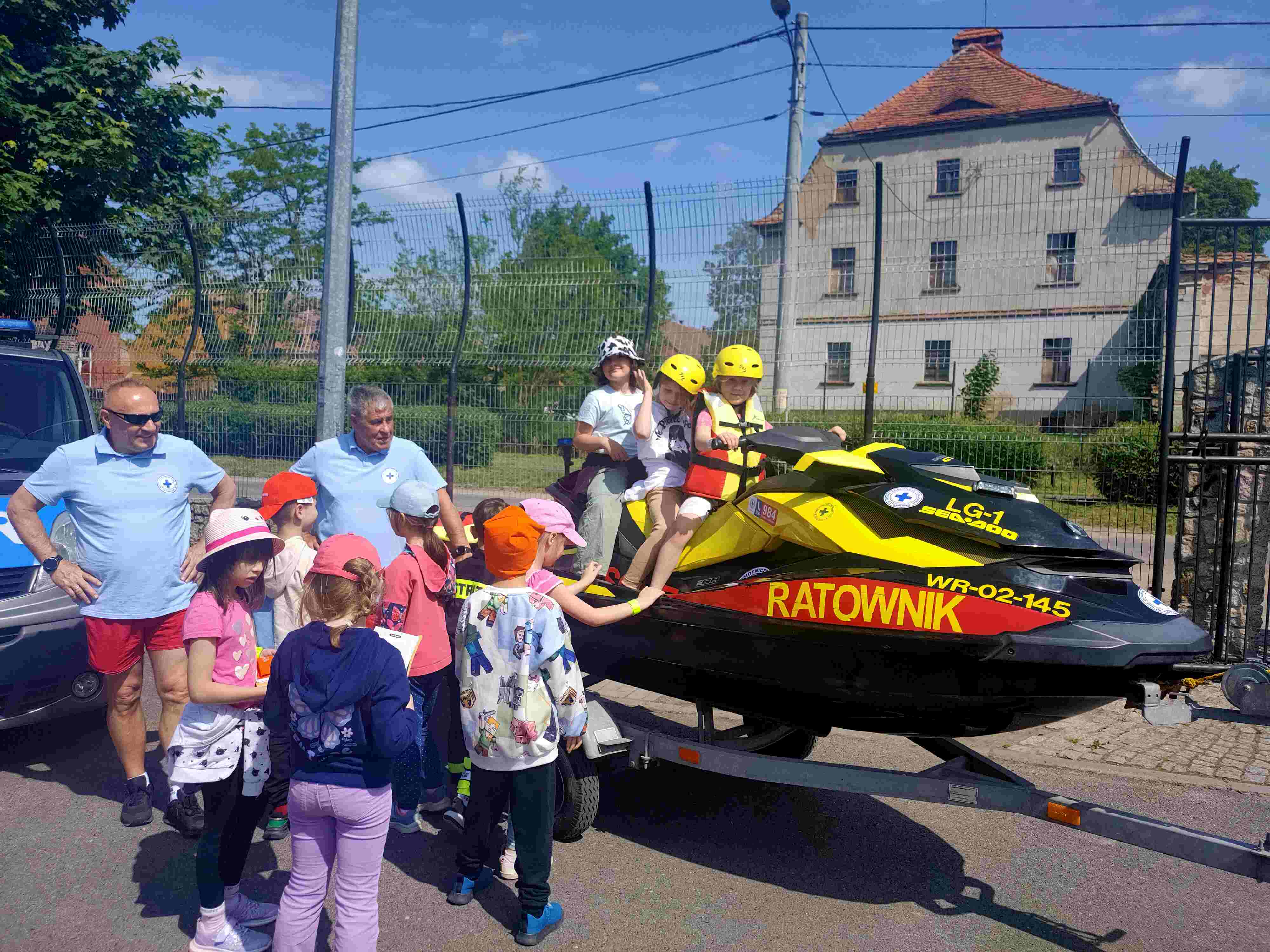 Piknik bezpieczeństwa na boisku Szkoły Podstawowej w Kunicach