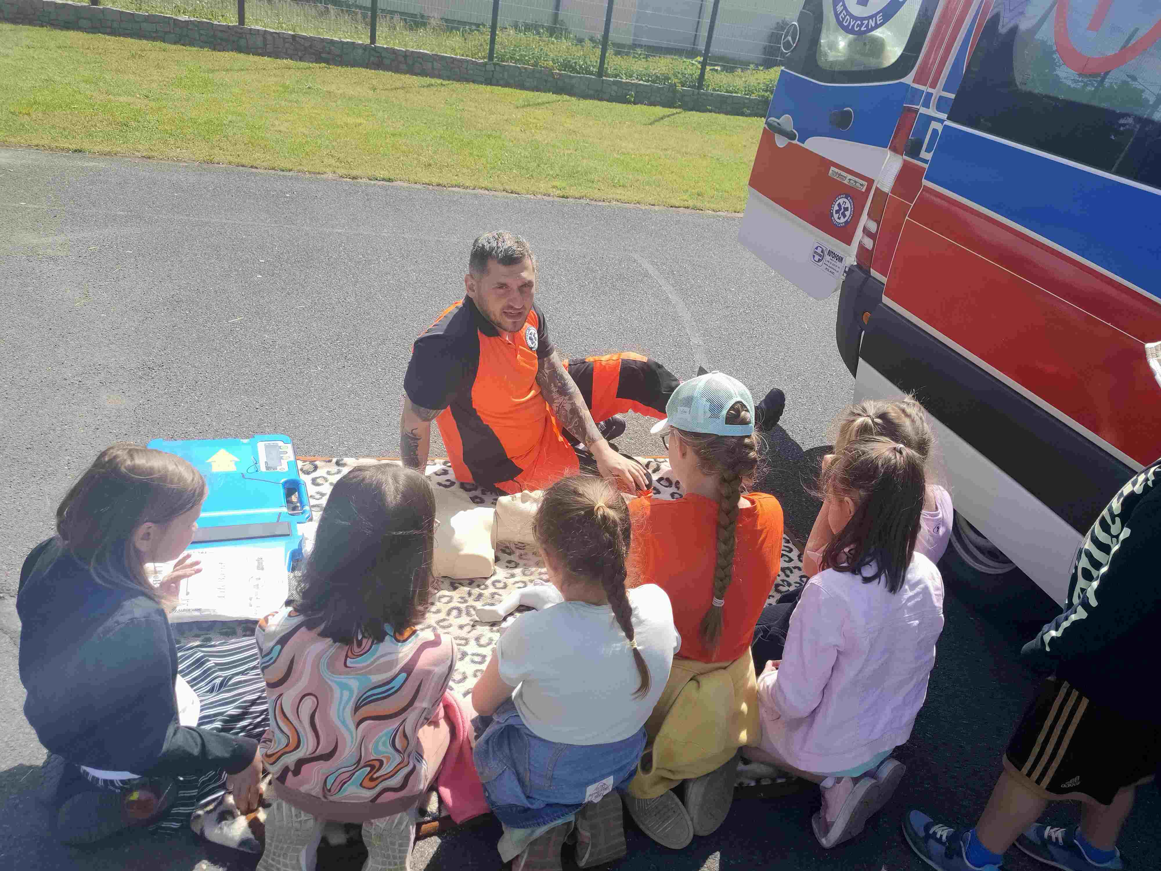 Piknik bezpieczeństwa na boisku Szkoły Podstawowej w Kunicach