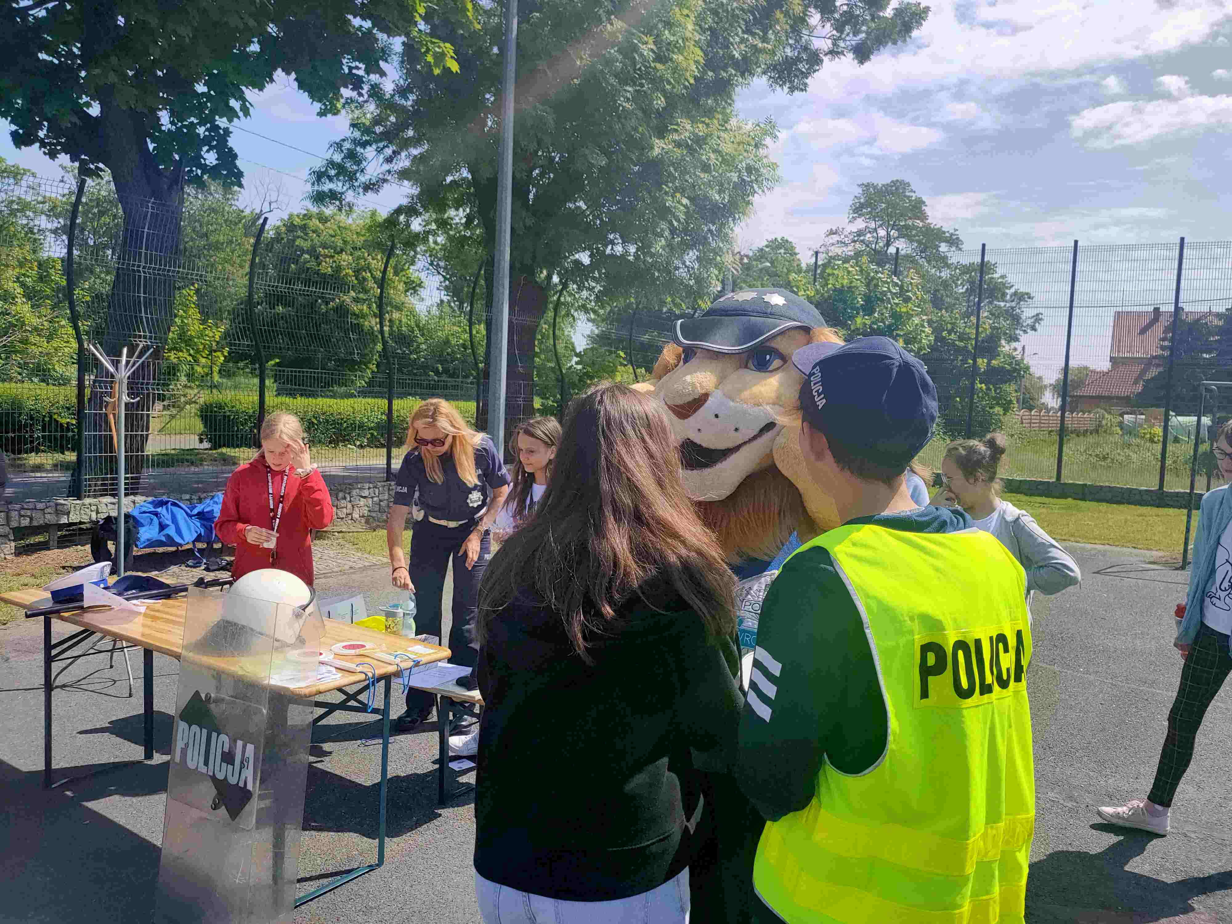 Piknik bezpieczeństwa na boisku Szkoły Podstawowej w Kunicach