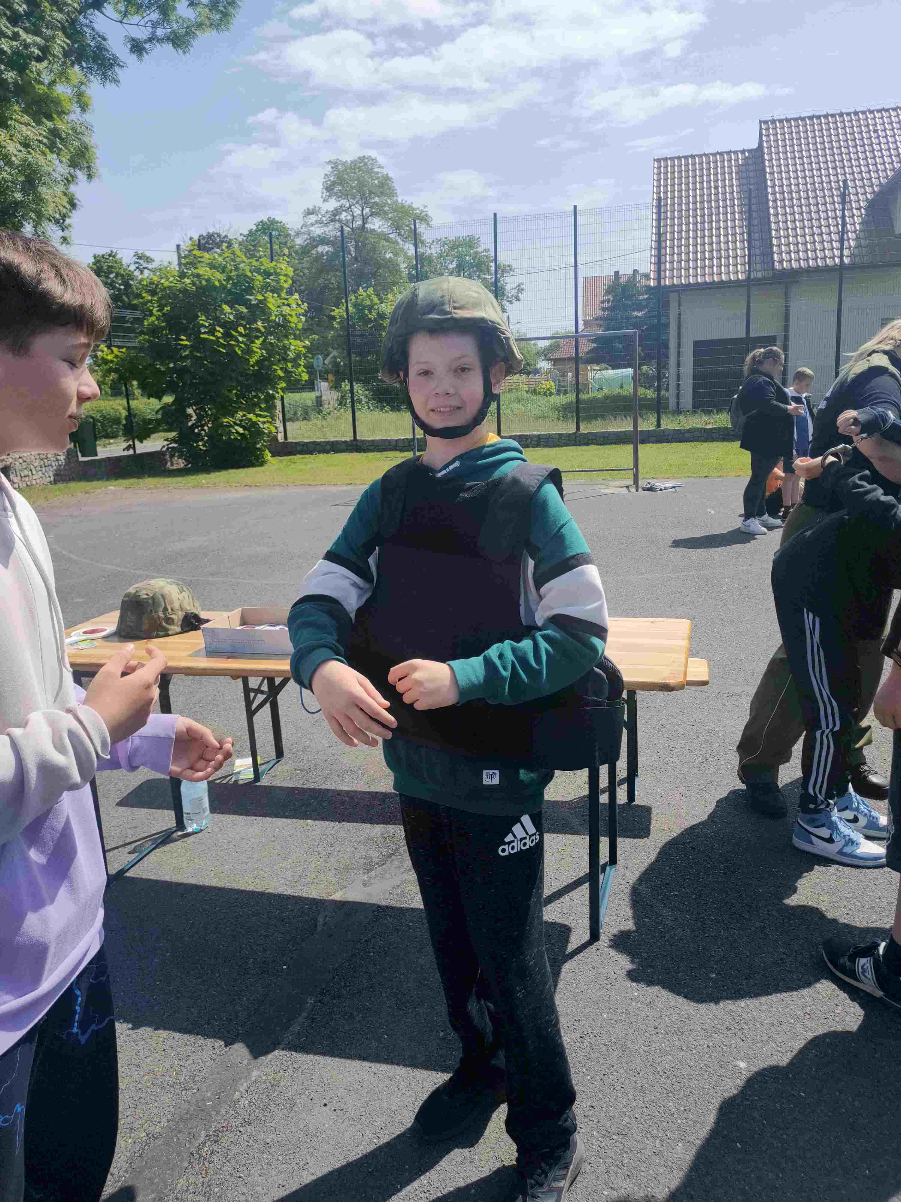 Piknik bezpieczeństwa na boisku Szkoły Podstawowej w Kunicach