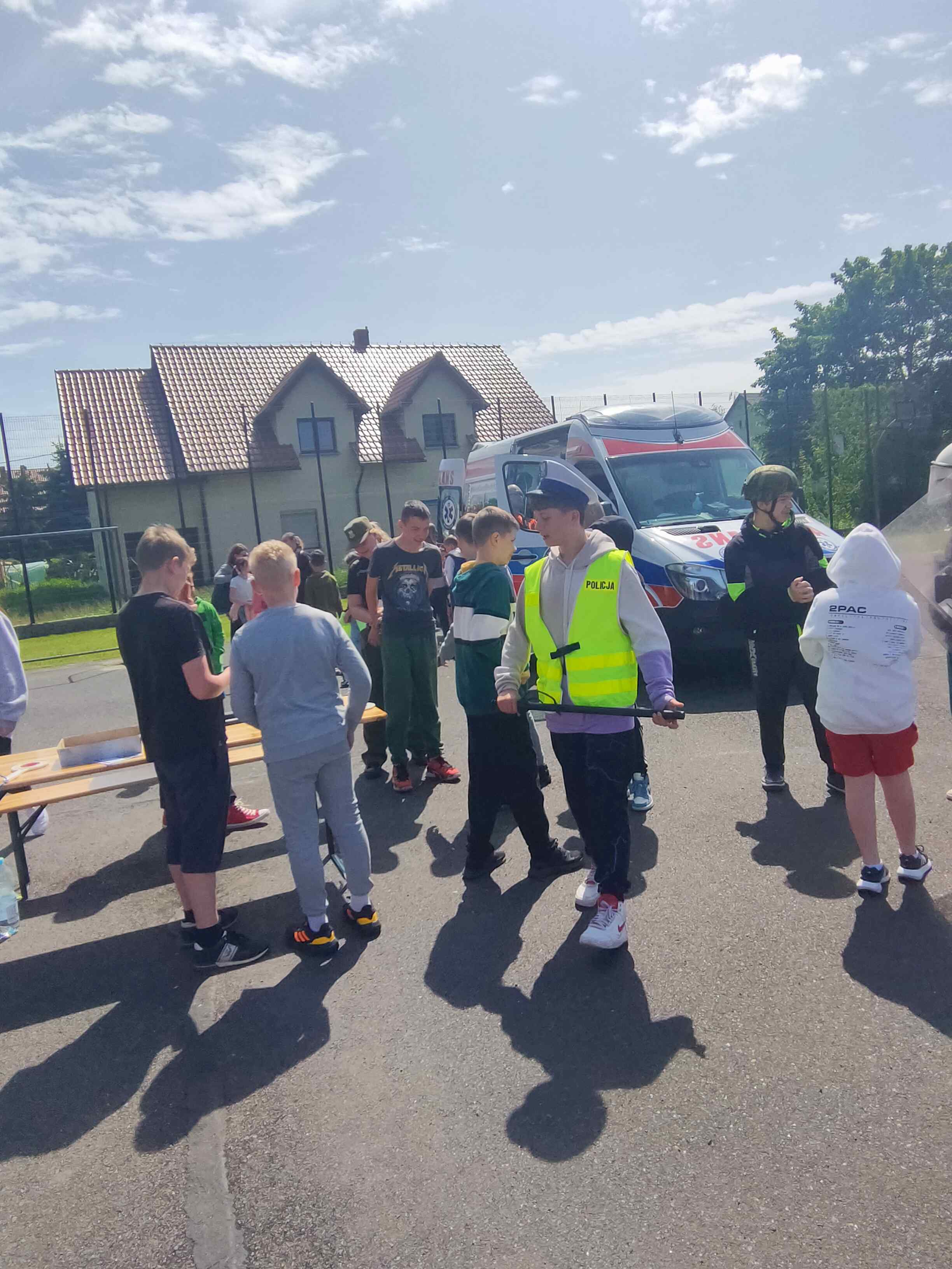 Piknik bezpieczeństwa na boisku Szkoły Podstawowej w Kunicach
