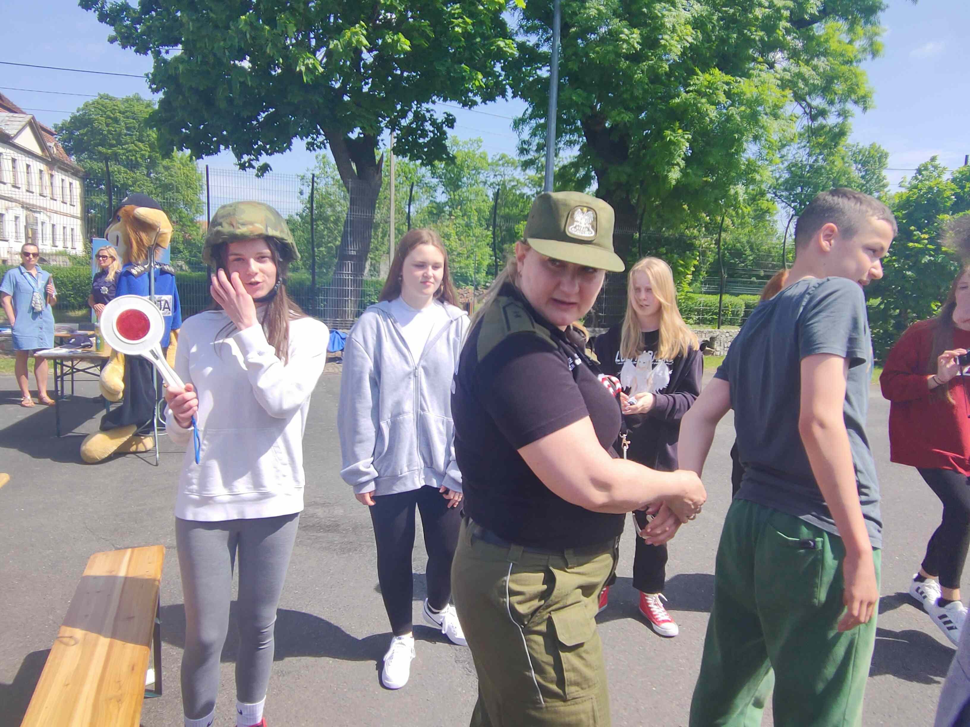 Piknik bezpieczeństwa na boisku Szkoły Podstawowej w Kunicach