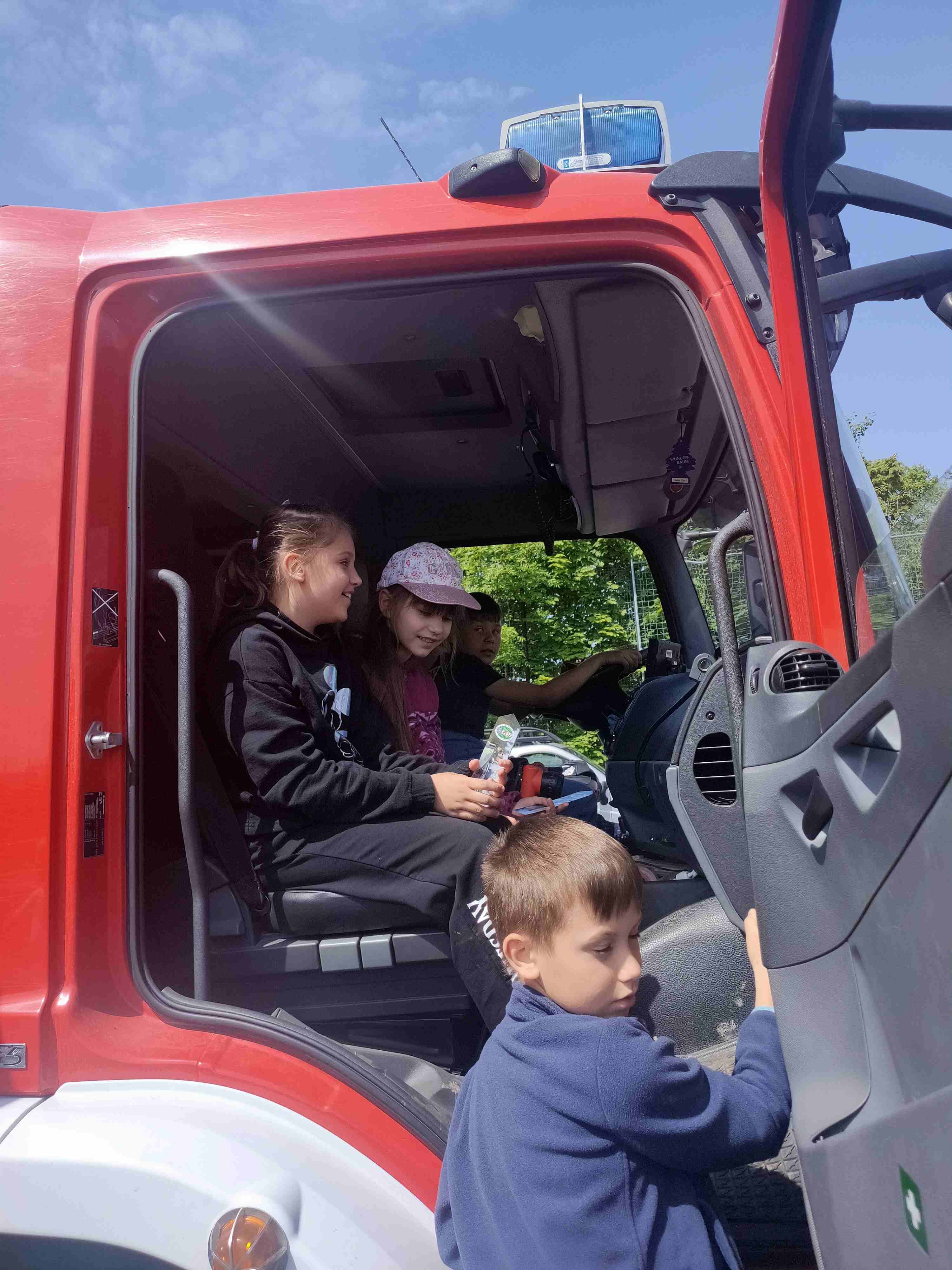Piknik bezpieczeństwa na boisku Szkoły Podstawowej w Kunicach
