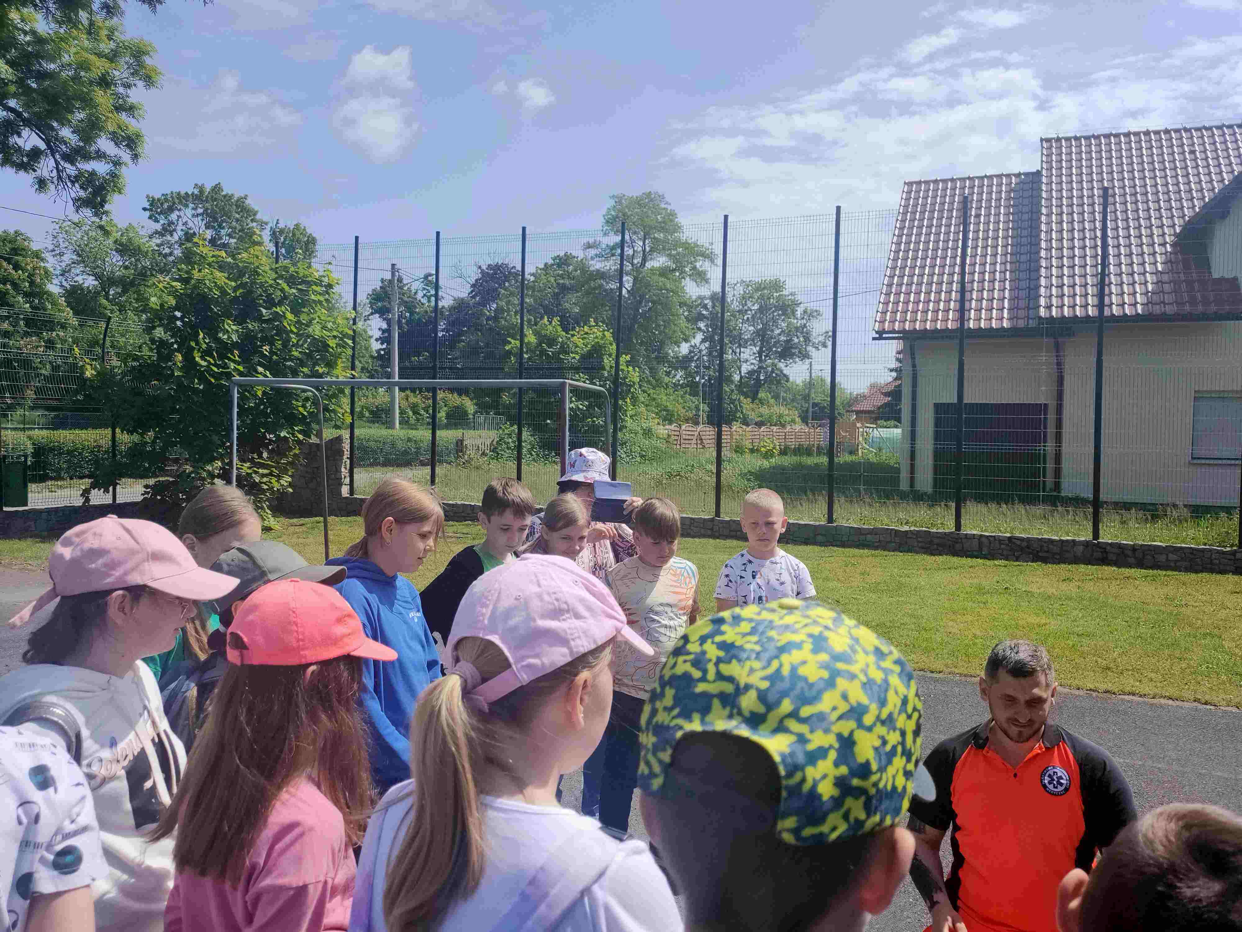 Piknik bezpieczeństwa na boisku Szkoły Podstawowej w Kunicach