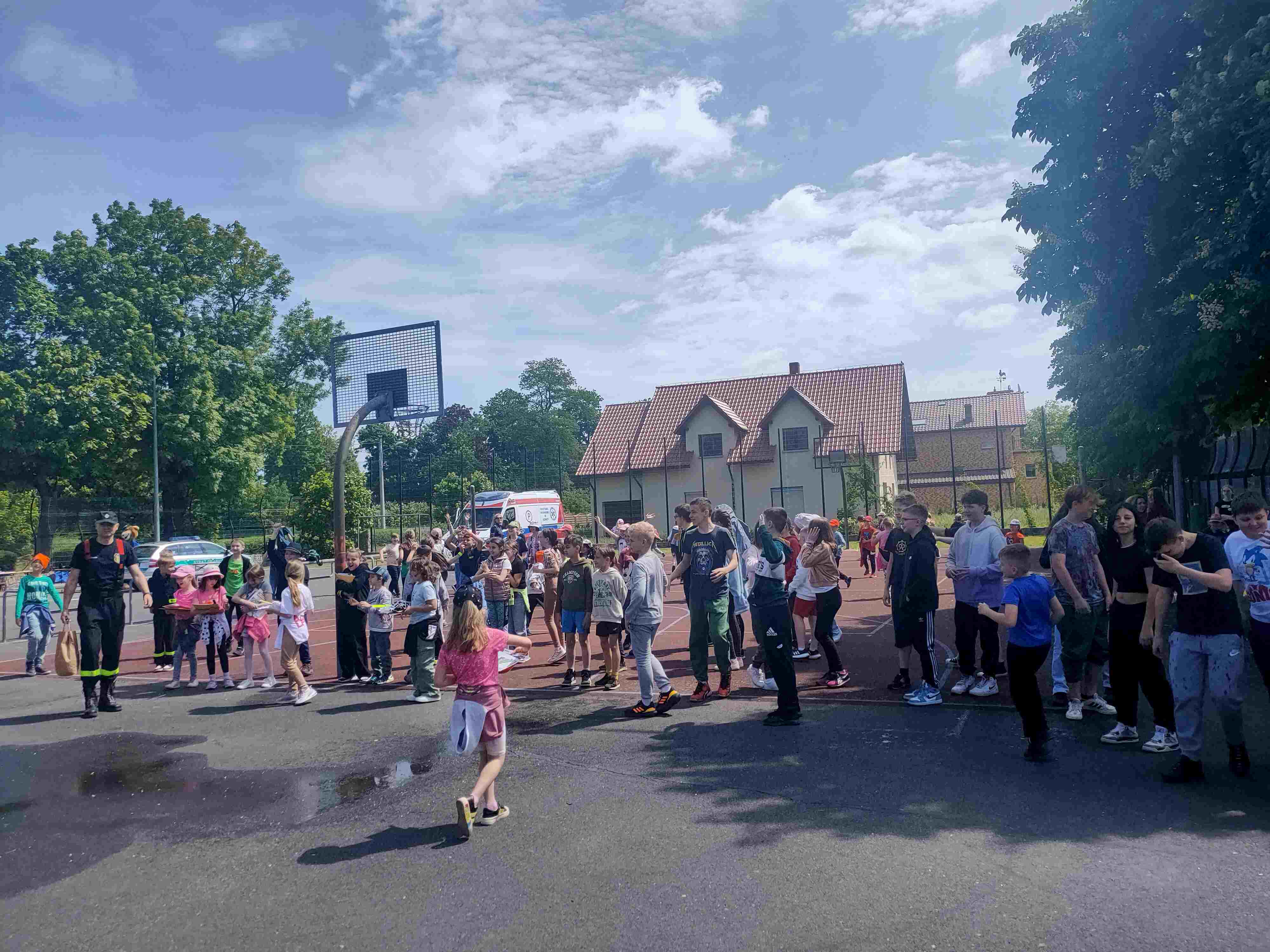 Piknik bezpieczeństwa na boisku Szkoły Podstawowej w Kunicach