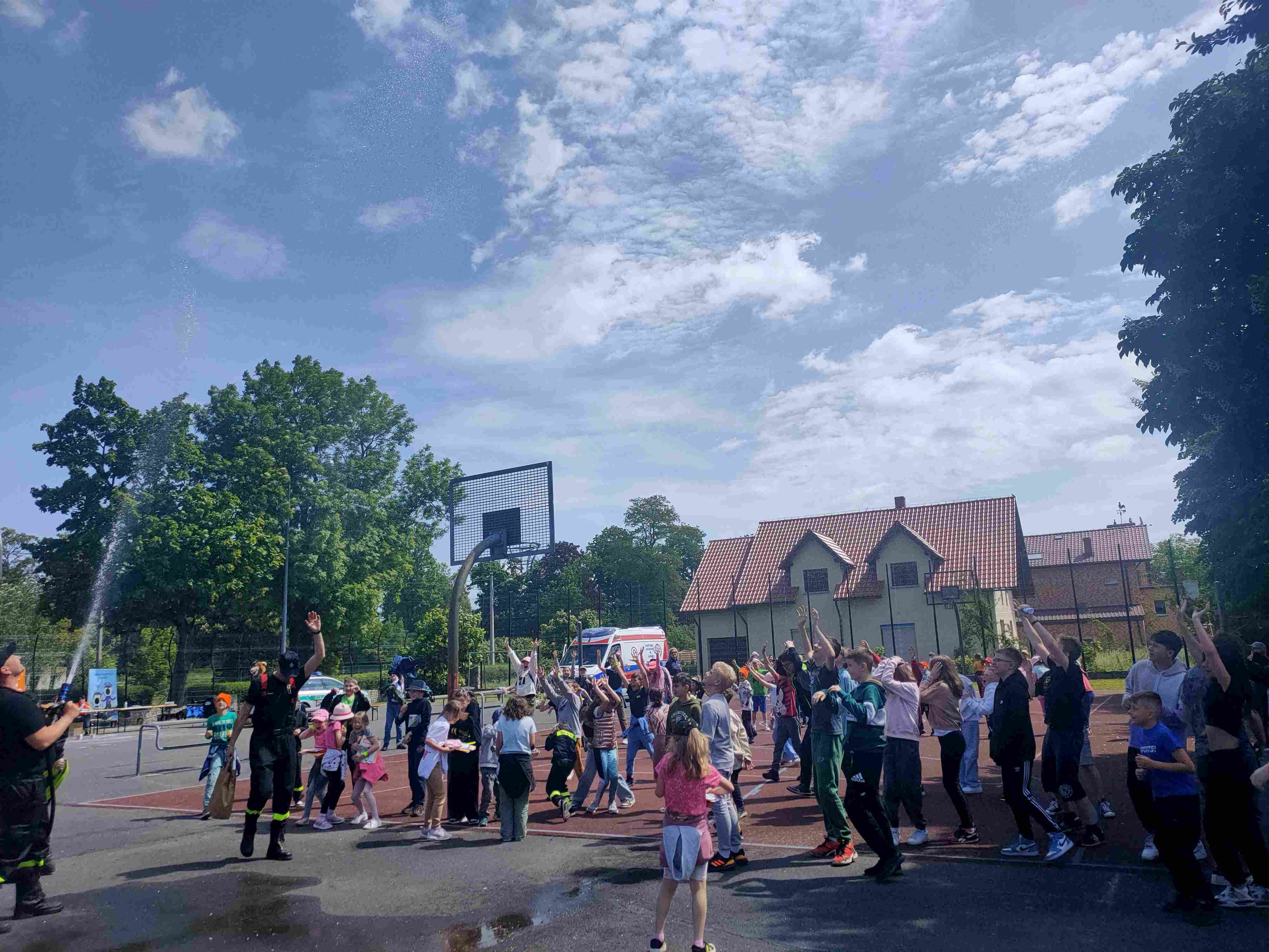 Piknik bezpieczeństwa na boisku Szkoły Podstawowej w Kunicach