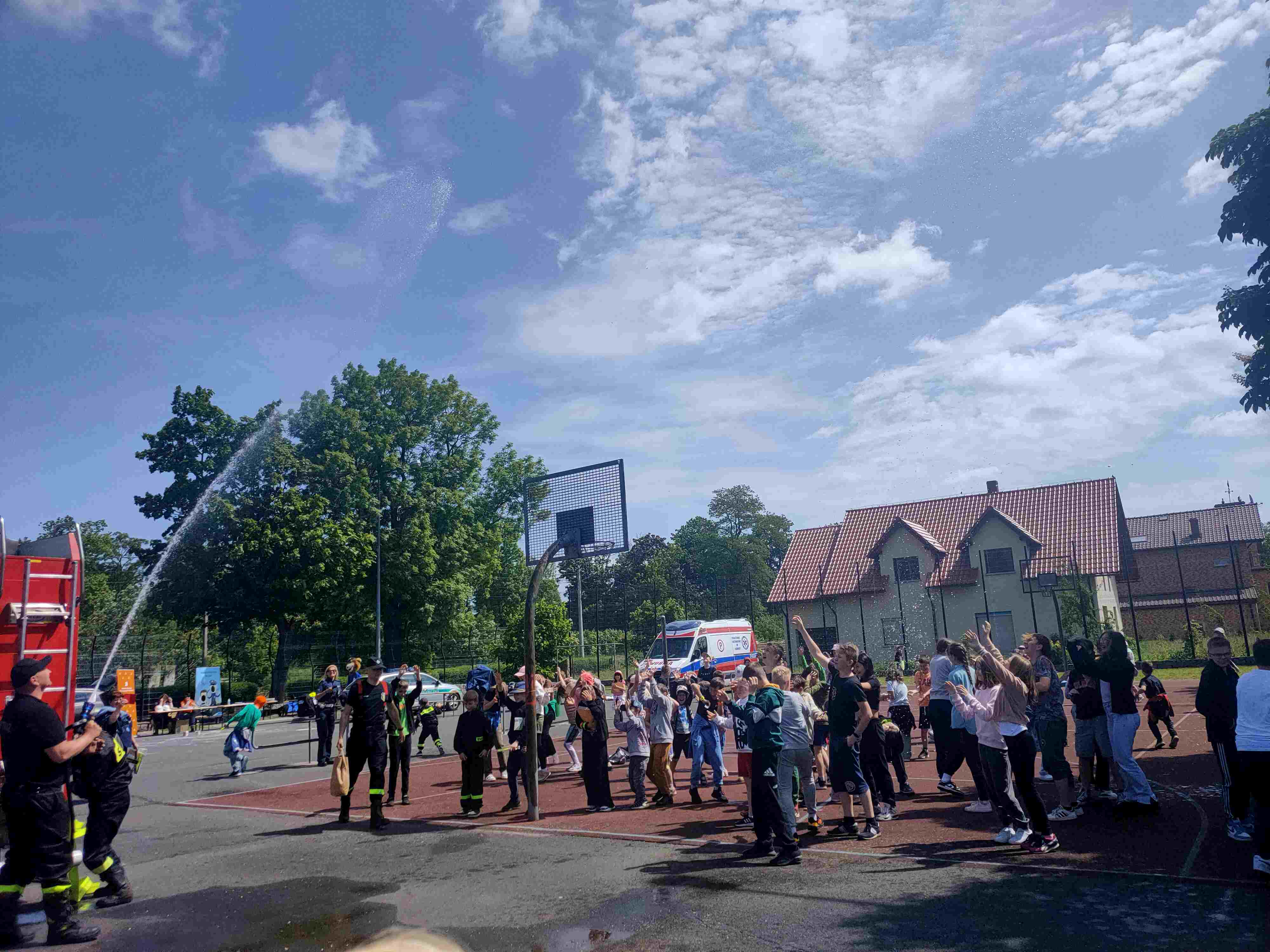 Piknik bezpieczeństwa na boisku Szkoły Podstawowej w Kunicach