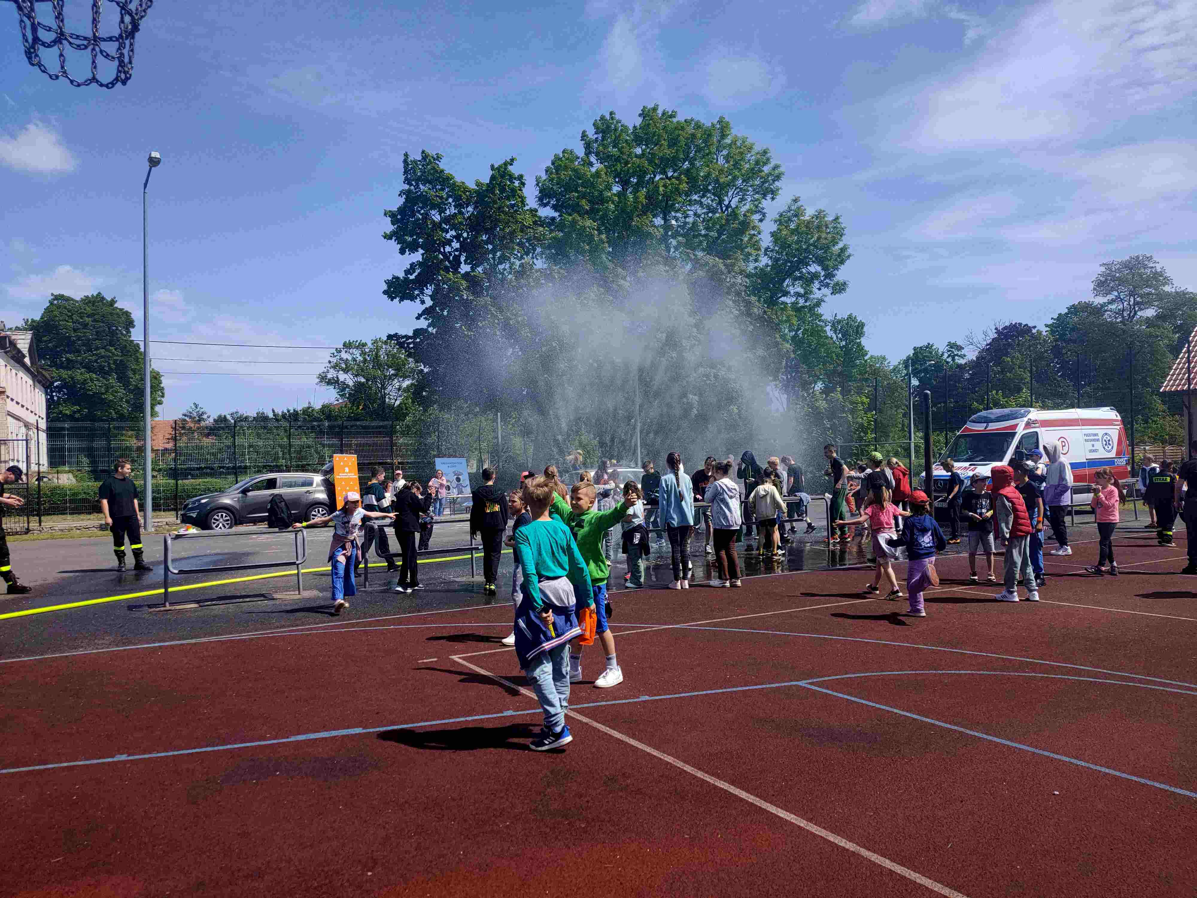 Piknik bezpieczeństwa na boisku Szkoły Podstawowej w Kunicach