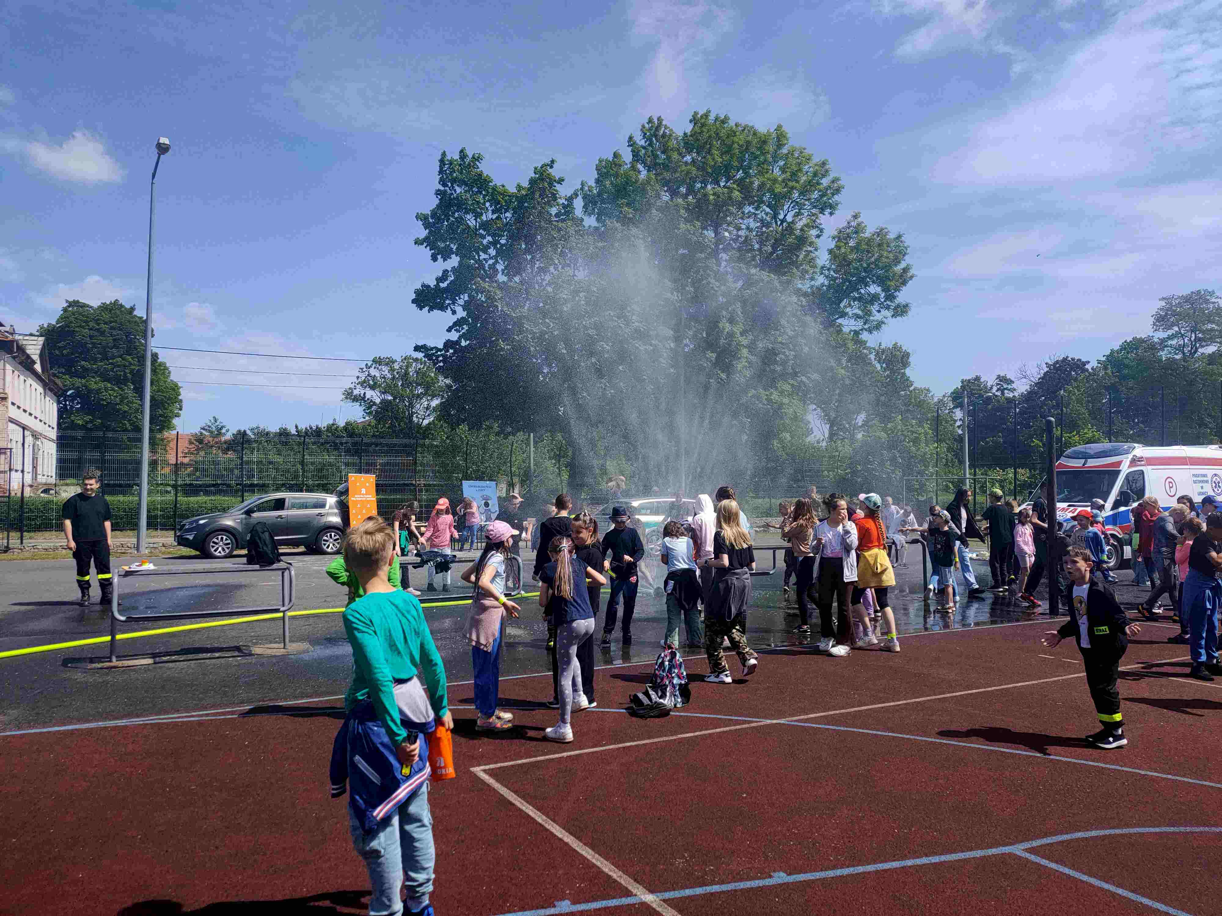 Piknik bezpieczeństwa na boisku Szkoły Podstawowej w Kunicach