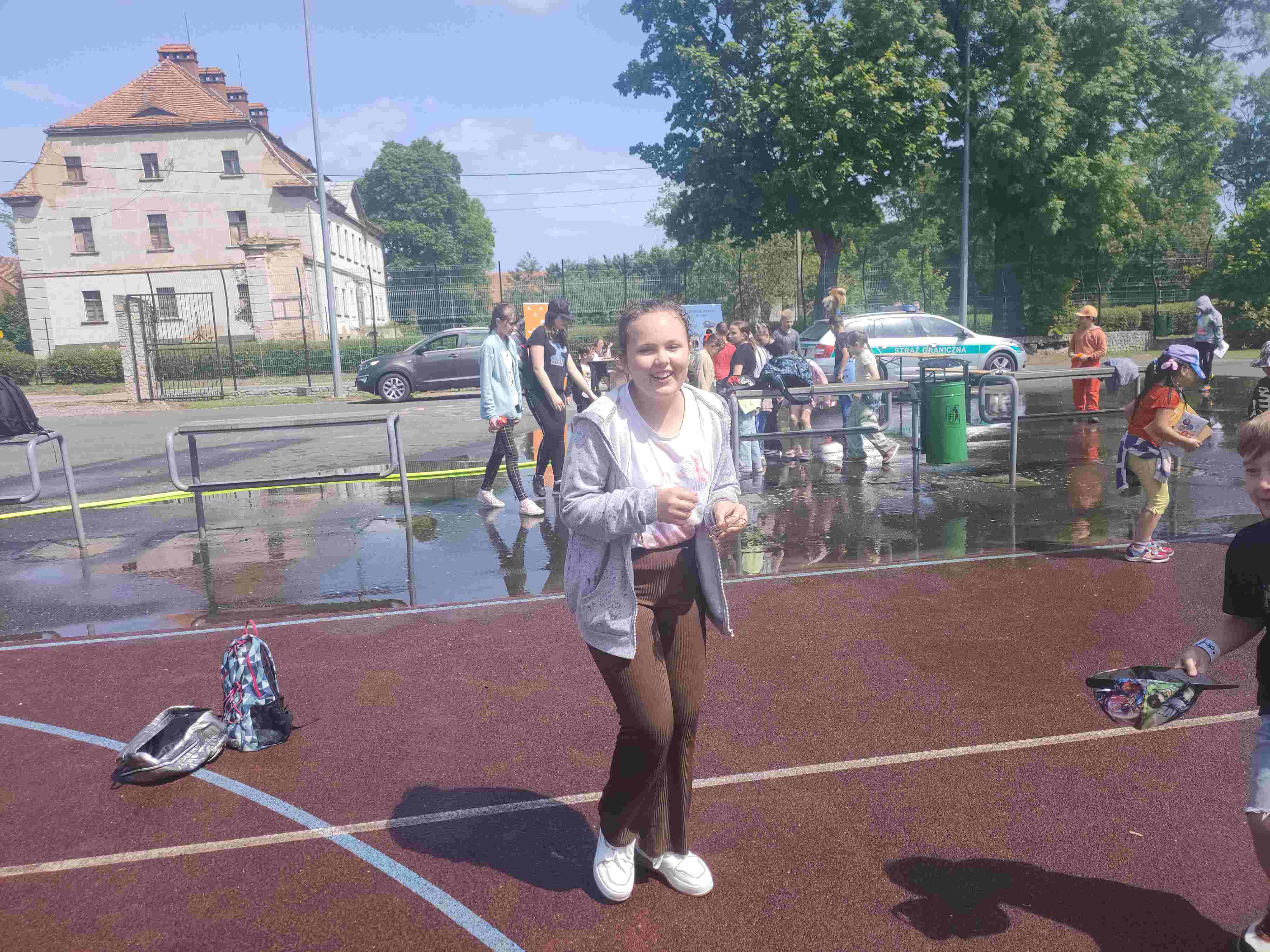 Piknik bezpieczeństwa na boisku Szkoły Podstawowej w Kunicach