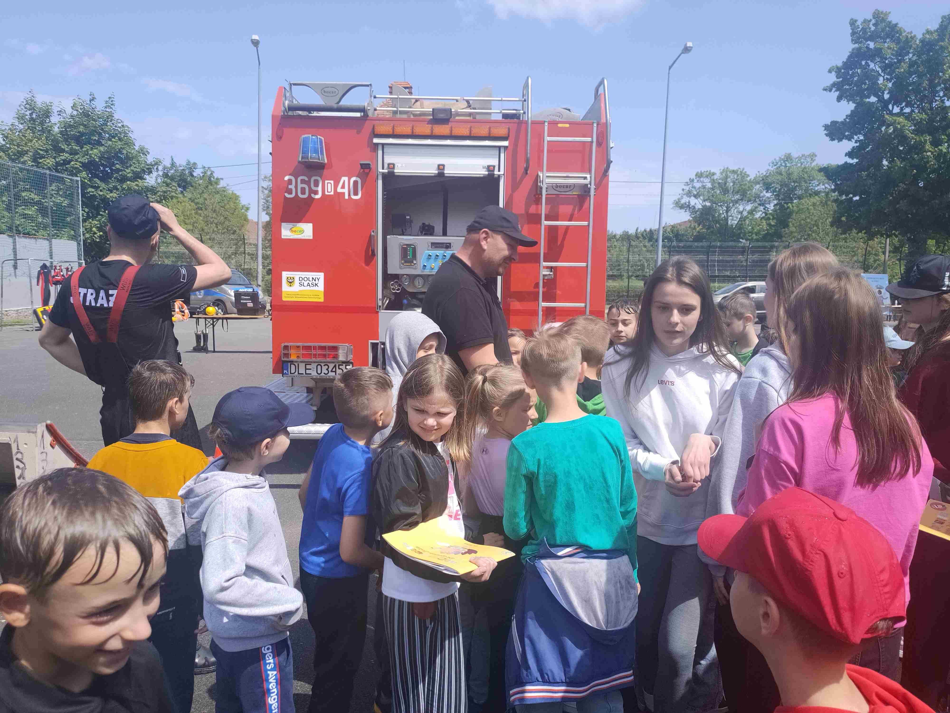 Piknik bezpieczeństwa na boisku Szkoły Podstawowej w Kunicach