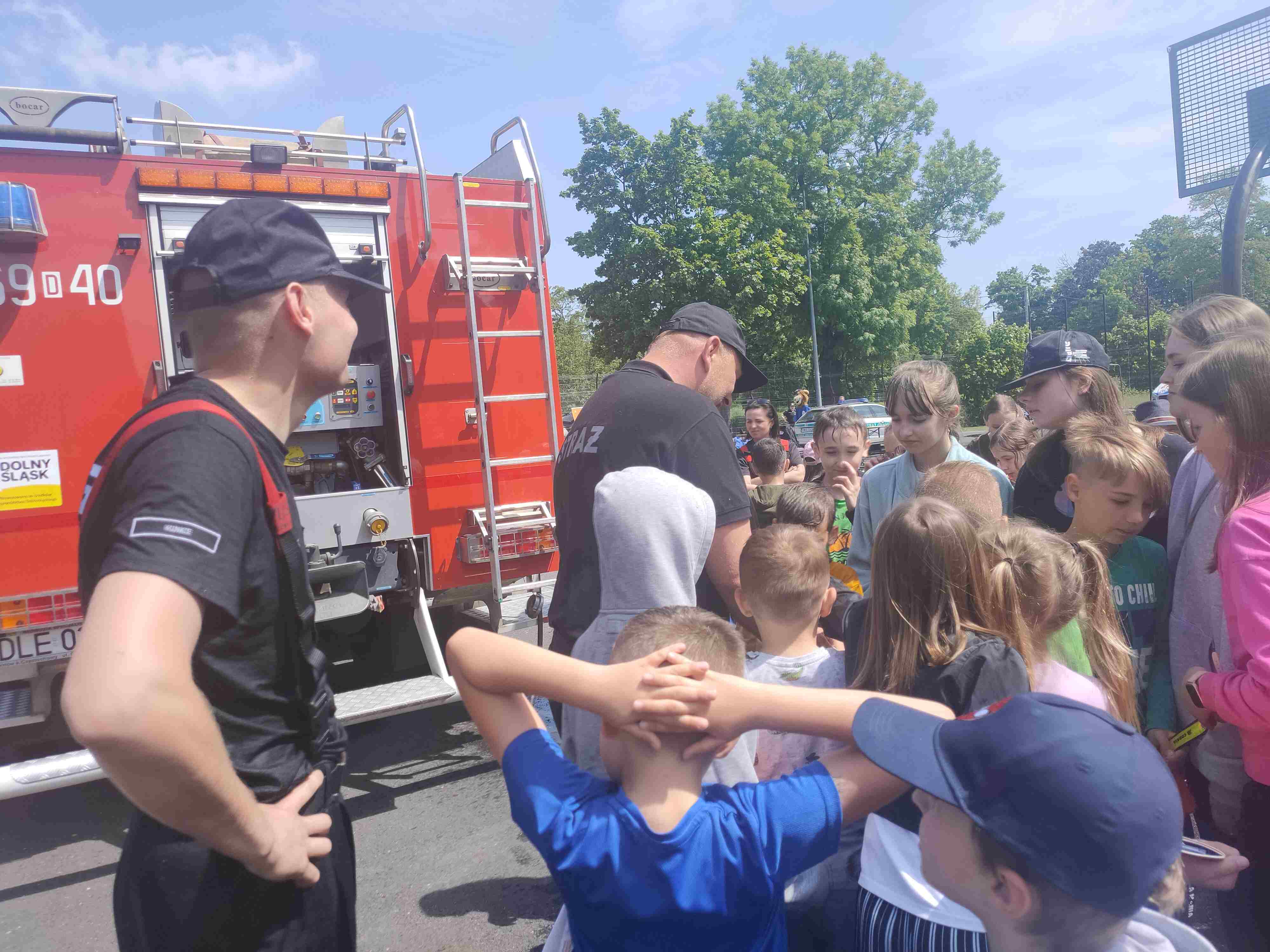 Piknik bezpieczeństwa na boisku Szkoły Podstawowej w Kunicach