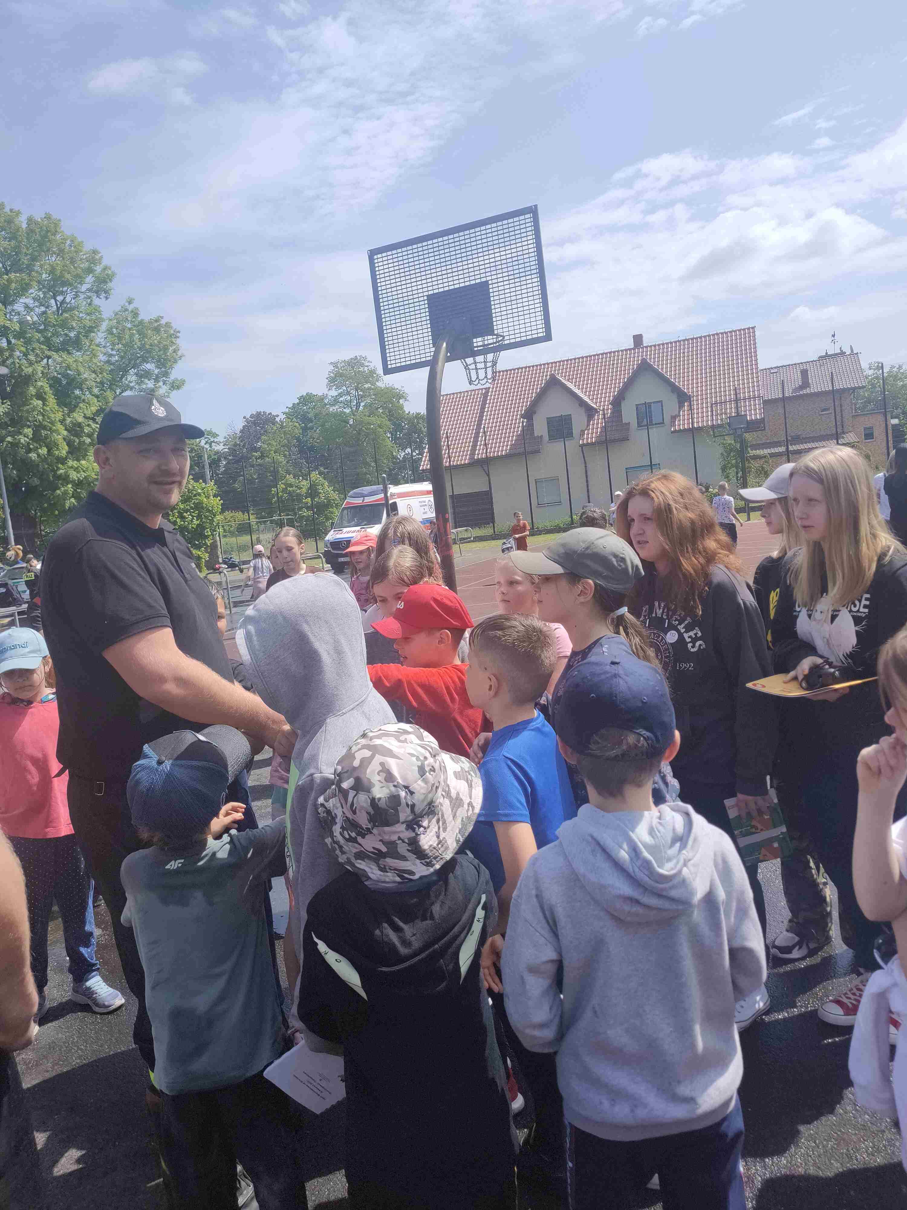 Piknik bezpieczeństwa na boisku Szkoły Podstawowej w Kunicach