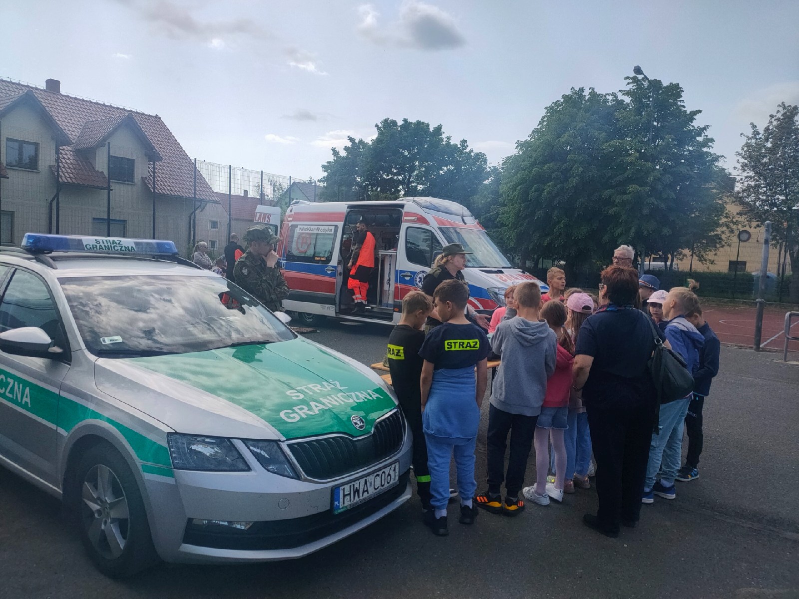 Piknik bezpieczeństwa na boisku Szkoły Podstawowej w Kunicach