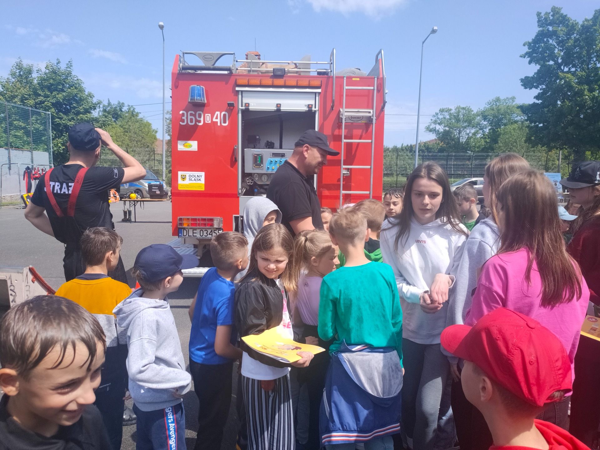 Piknik bezpieczeństwa na boisku Szkoły Podstawowej w Kunicach