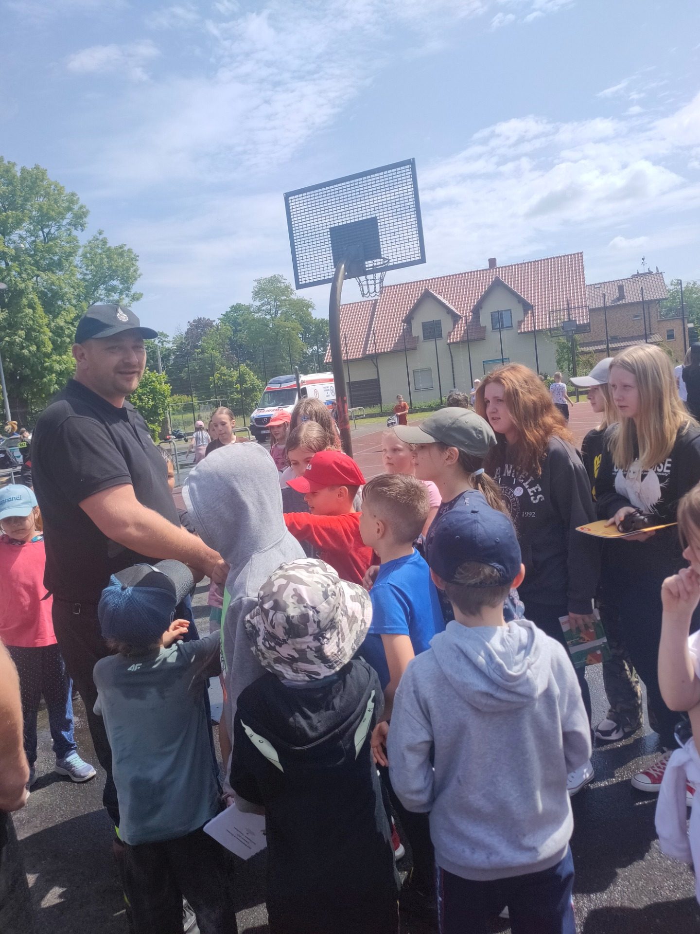 Piknik bezpieczeństwa na boisku Szkoły Podstawowej w Kunicach