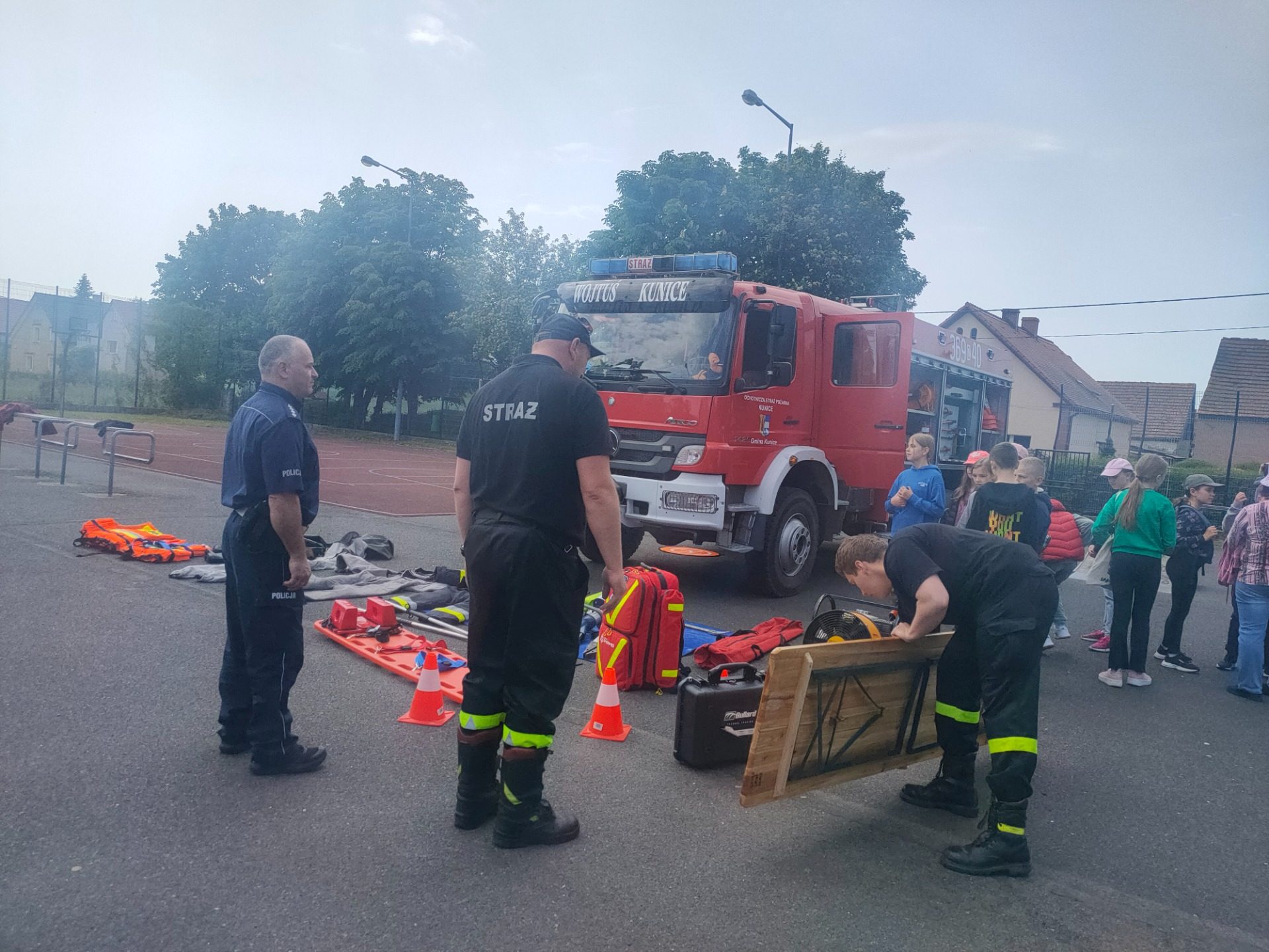 Piknik bezpieczeństwa na boisku Szkoły Podstawowej w Kunicach