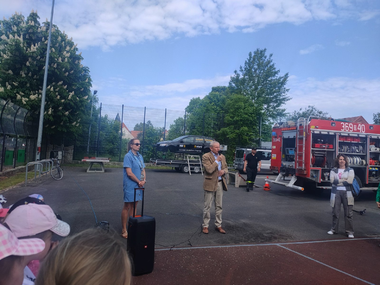 Piknik bezpieczeństwa na boisku Szkoły Podstawowej w Kunicach