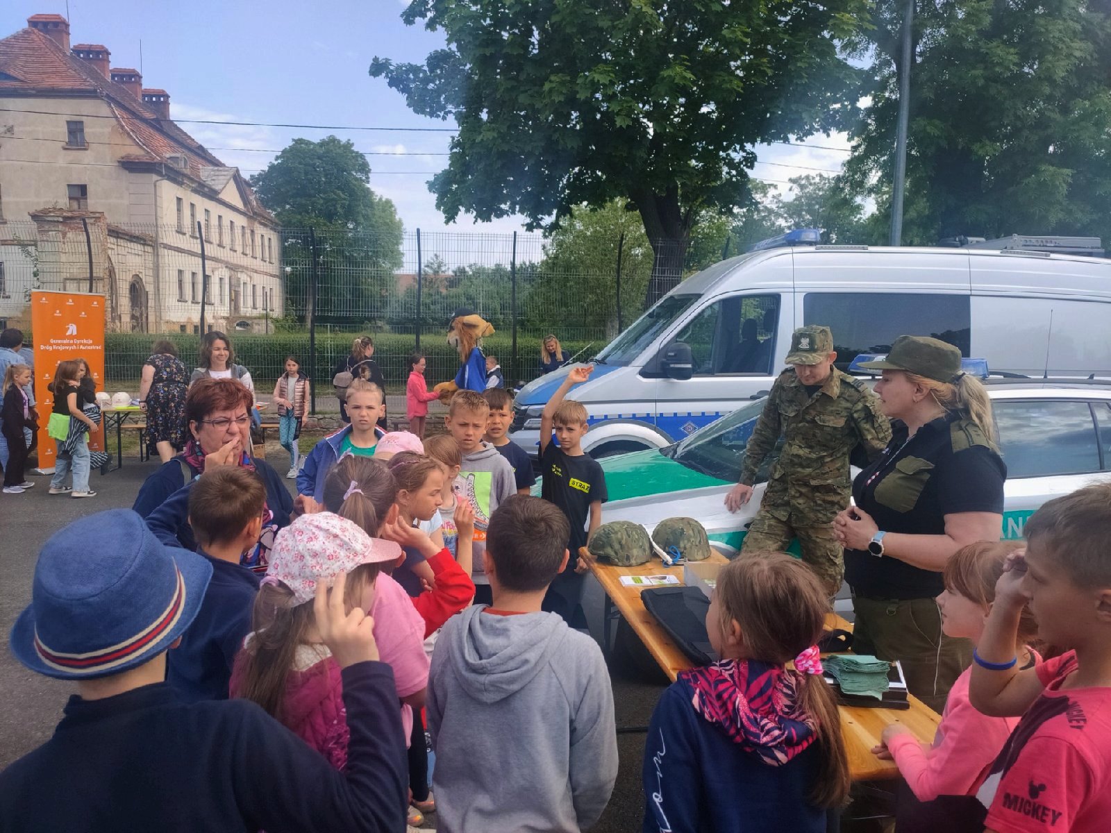 Piknik bezpieczeństwa na boisku Szkoły Podstawowej w Kunicach