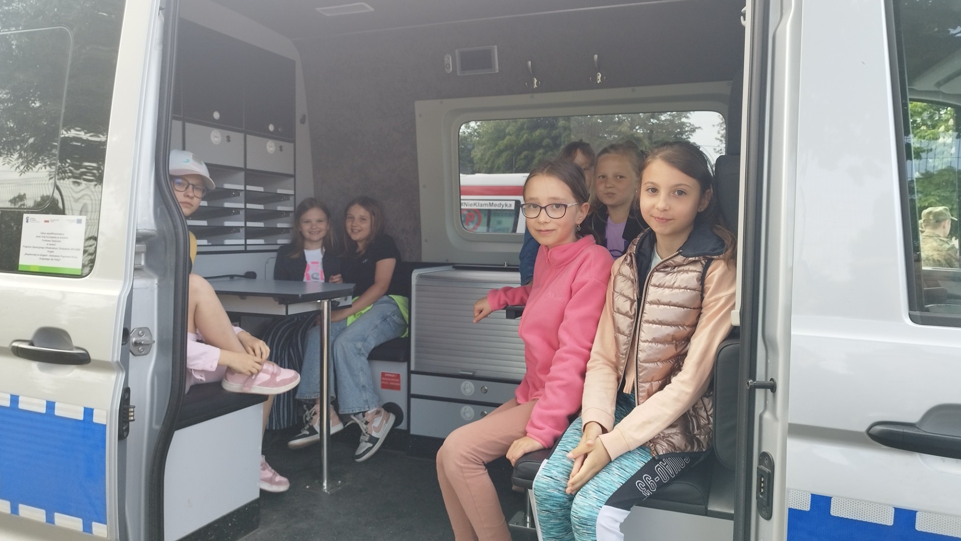 Piknik bezpieczeństwa na boisku Szkoły Podstawowej w Kunicach