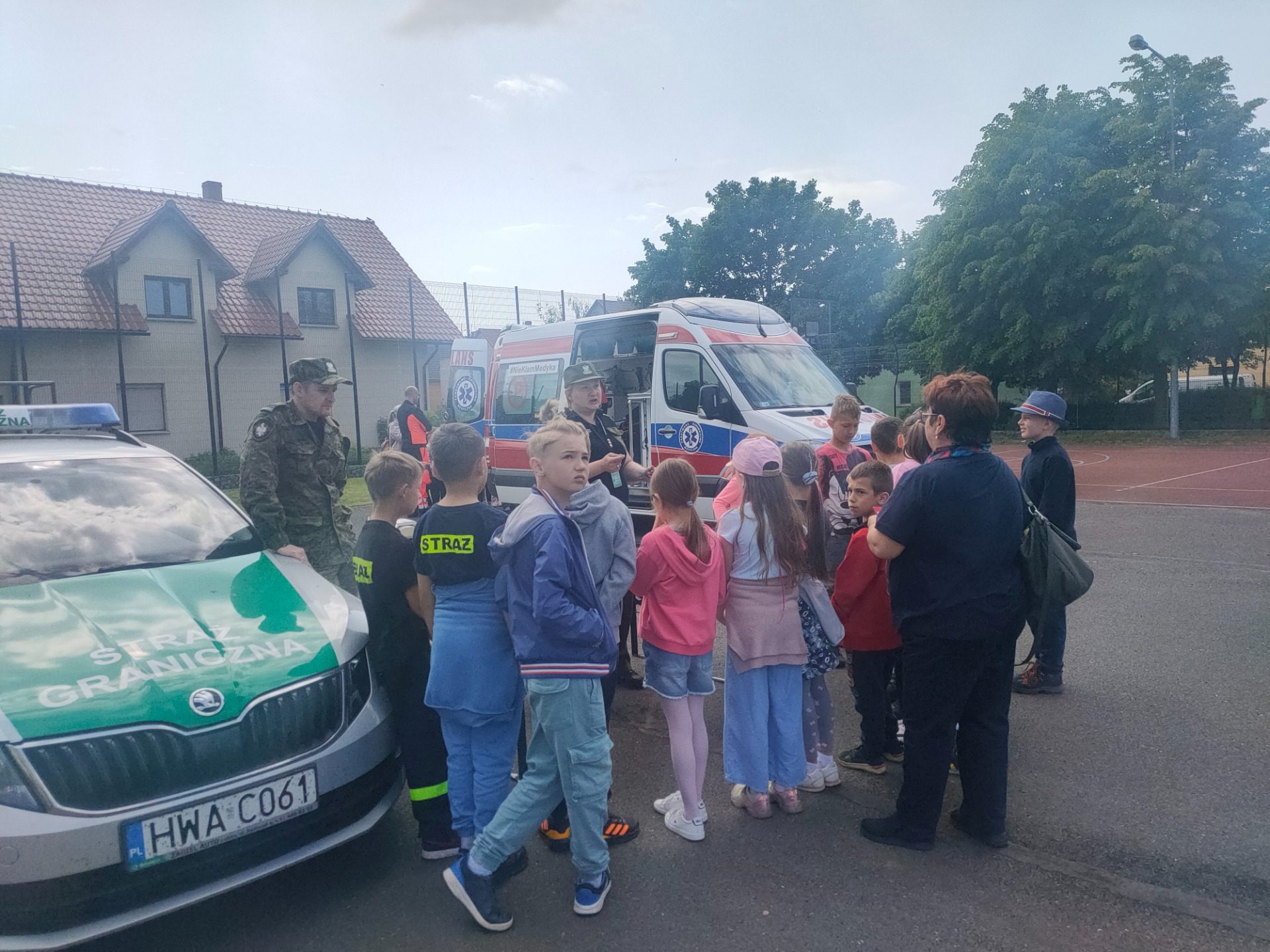 Piknik bezpieczeństwa na boisku Szkoły Podstawowej w Kunicach