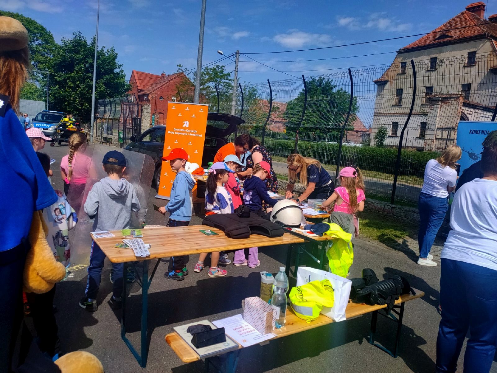 Piknik bezpieczeństwa na boisku Szkoły Podstawowej w Kunicach