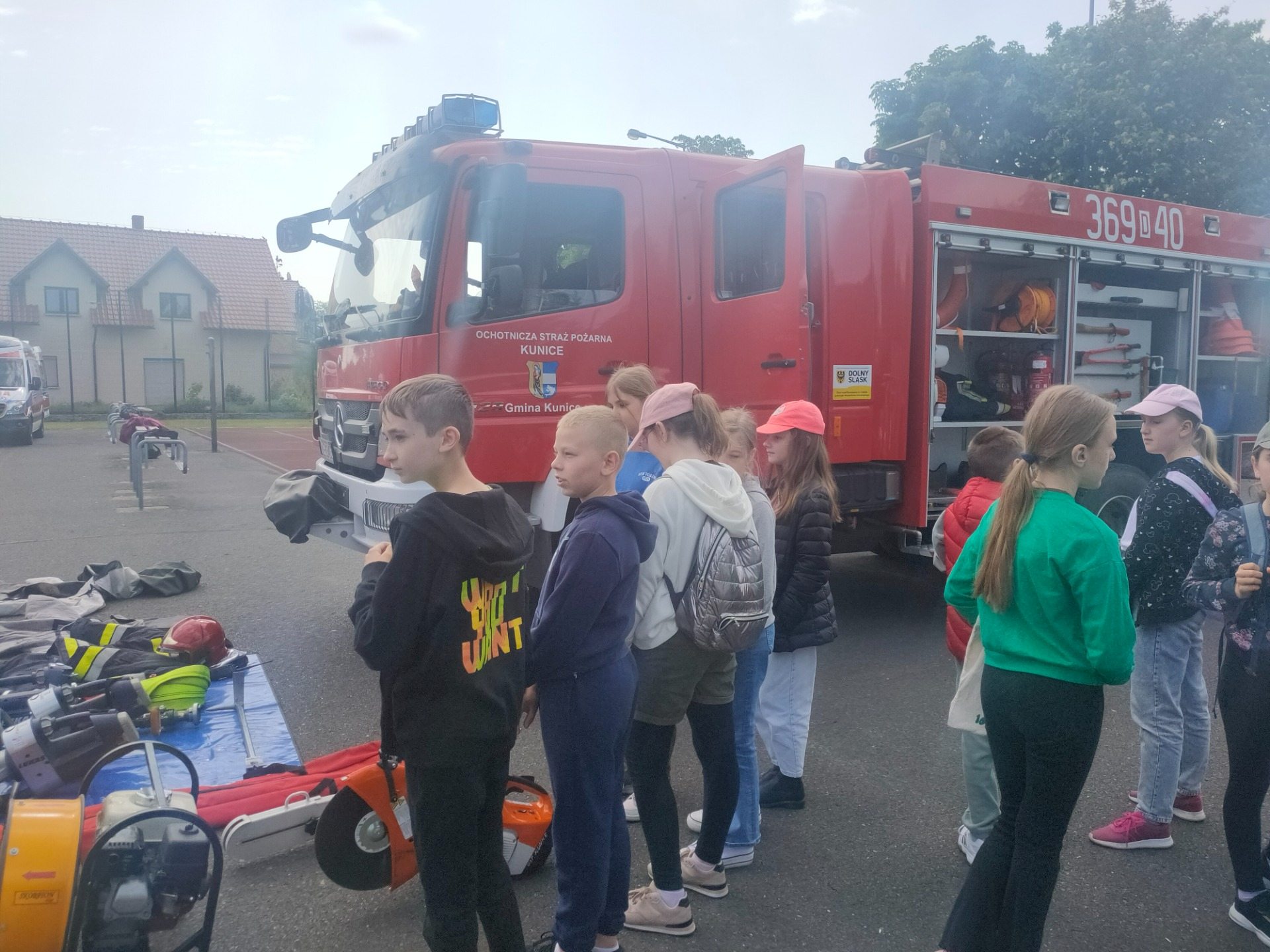 Piknik bezpieczeństwa na boisku Szkoły Podstawowej w Kunicach